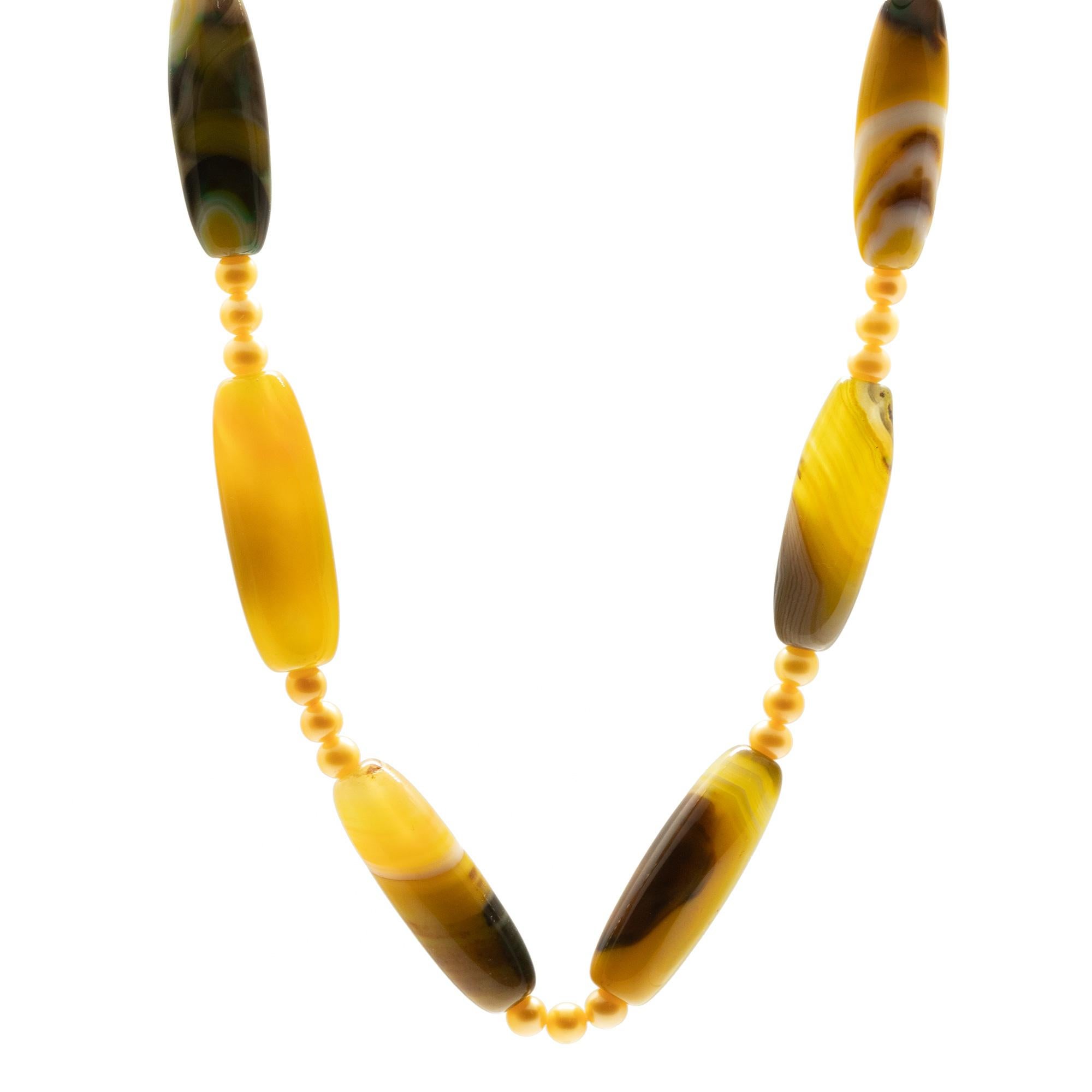 Faites-vous plaisir avec un bijou artisanal lumineux. Perles de pierres précieuses naturelles avec une fermeture en or jaune 18 carats. Le complément parfait pour une nuit d'été.

Une touche d'élégance et de glamour au bout de vos doigts.