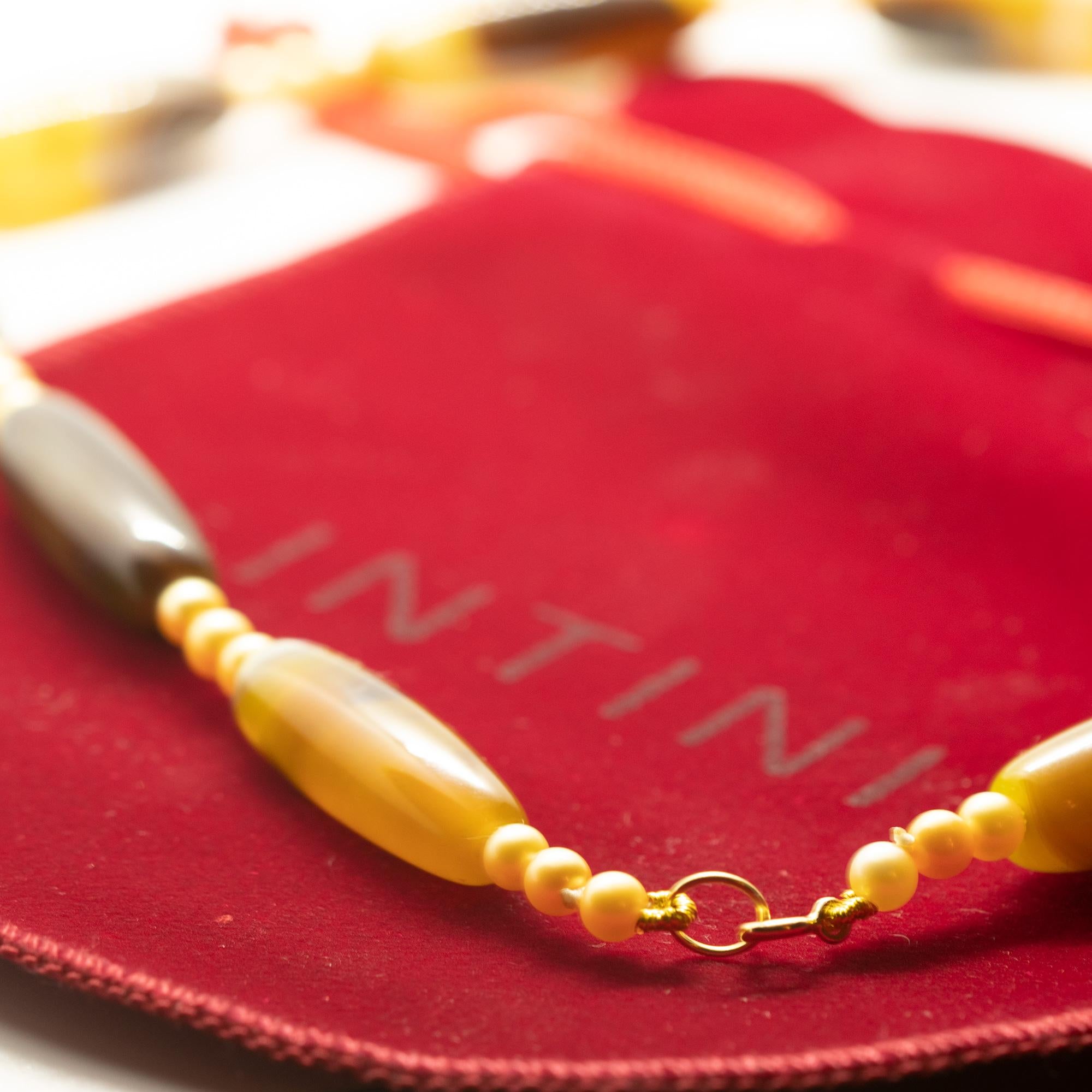 Art nouveau Intini Jewels Collier unisexe bohème chic en or jaune 18 carats avec perles d'eau douce et agate en vente