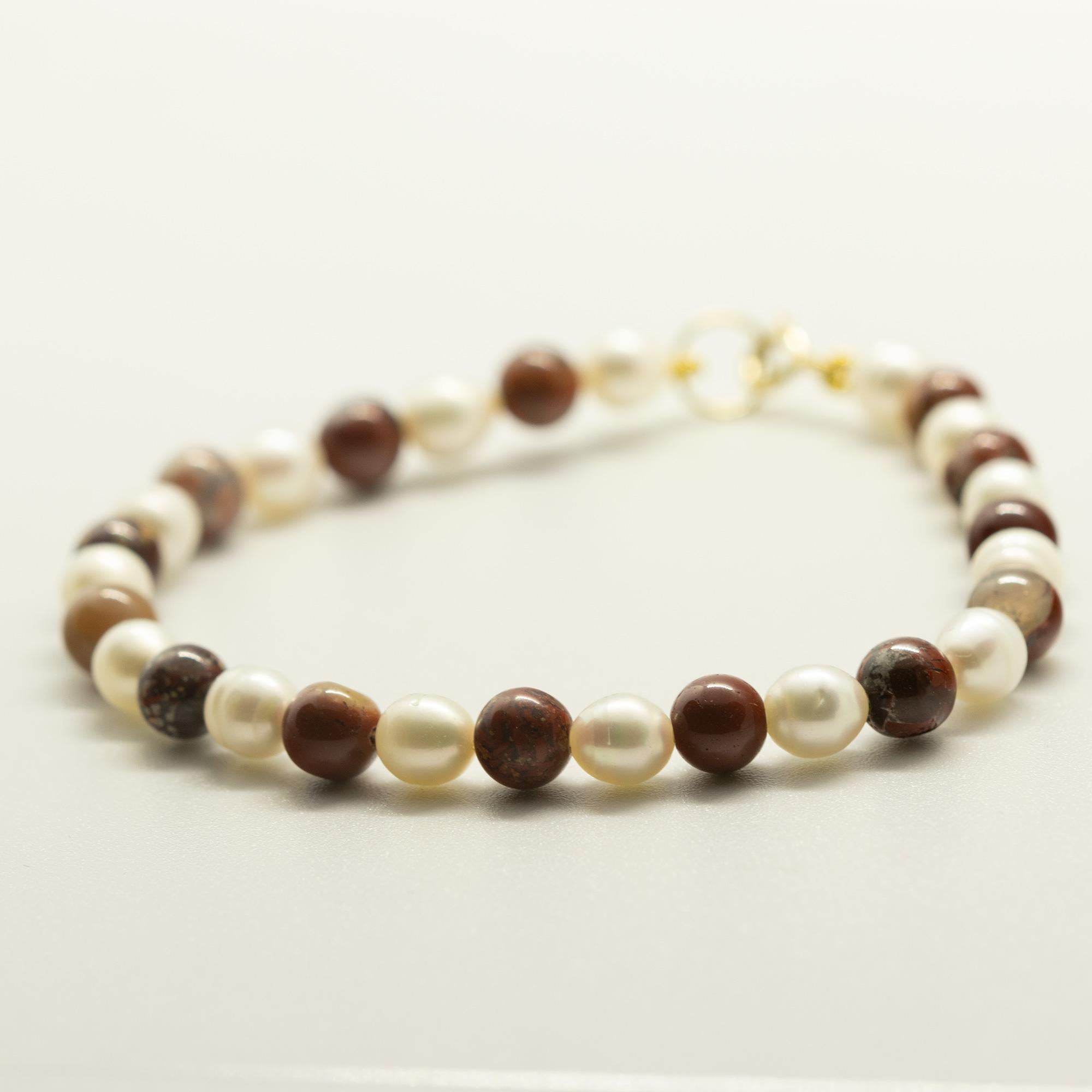 Un diseño colorido y glamuroso. Un estilo moderno y delicado para una mujer joven e intrépida. Deléitate con una luminosa joya hecha a mano. Cuentas de piedras preciosas naturales con cierre de oro amarillo de 18 quilates. El complemento perfecto