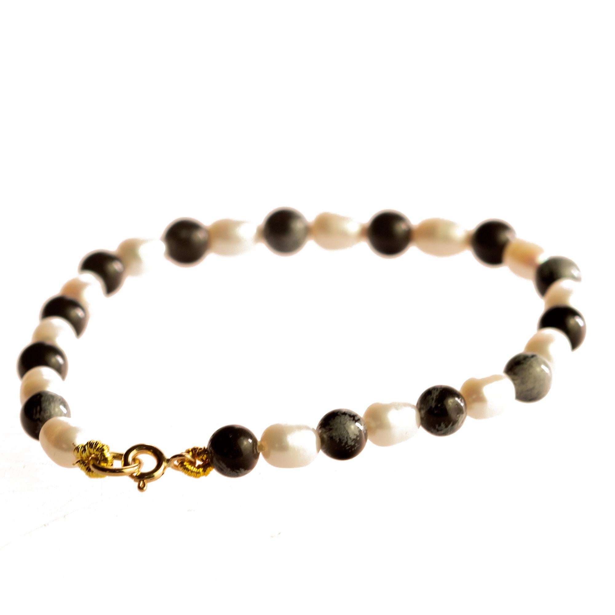 Un design coloré et glamour. Un style moderne et délicat pour une femme jeune et intrépide. Faites-vous plaisir avec un bijou artisanal lumineux. Perles de pierres précieuses naturelles avec une fermeture en or jaune 18 carats. Le complément parfait