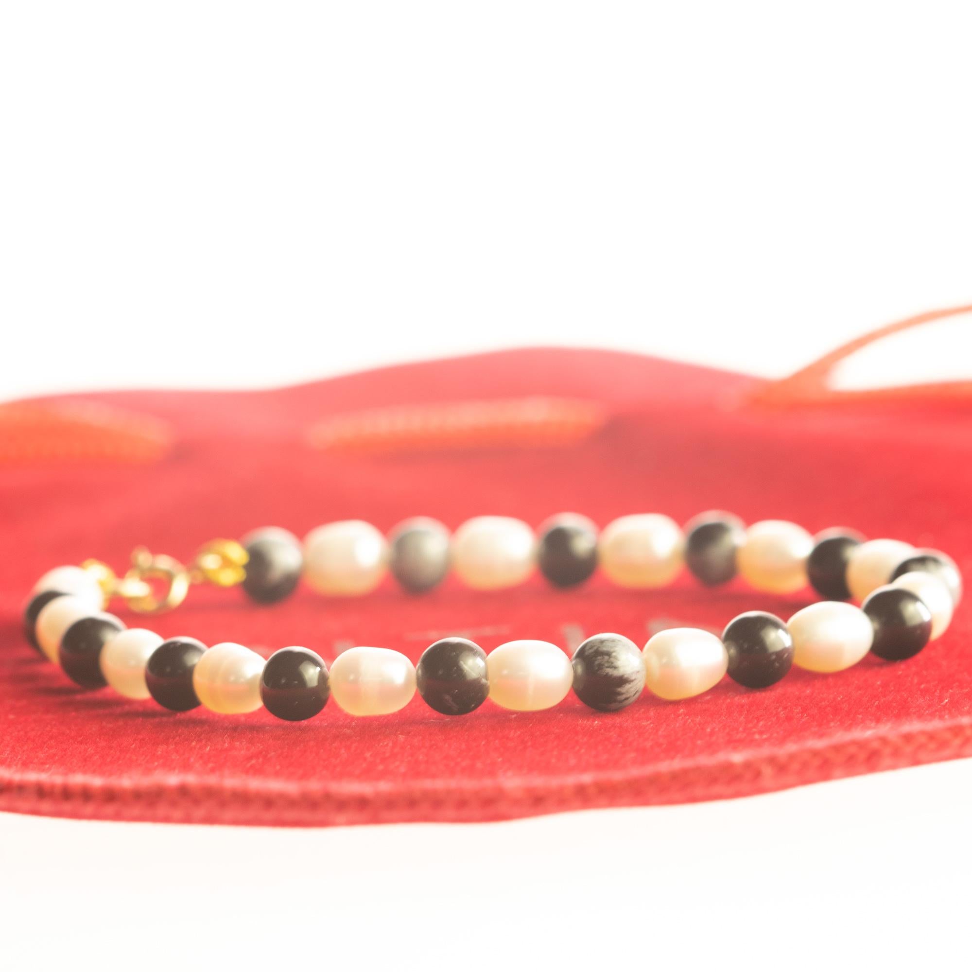 Taille ronde Intini Jewels Bracelet en or style Boho Chic déco avec perles d'eau douce et flocons de neige Obsidian en vente