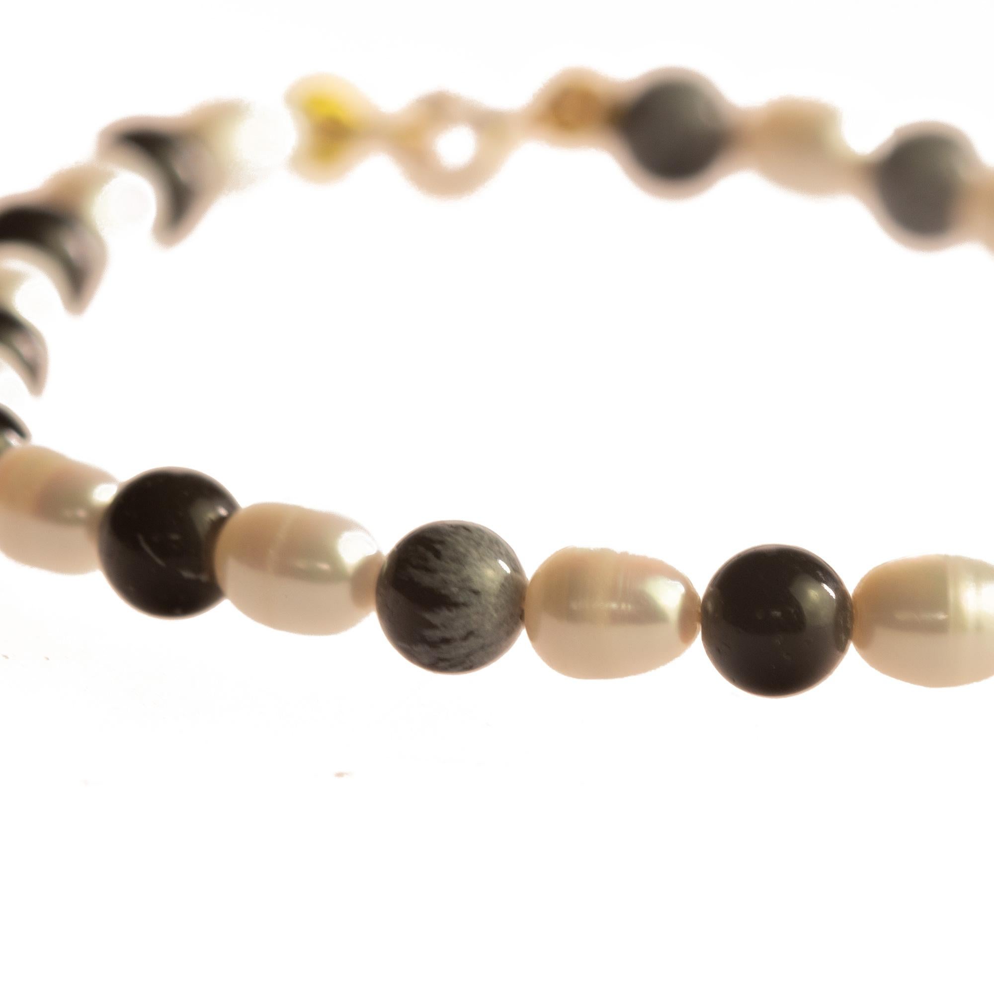 Intini Jewels Bracelet en or style Boho Chic déco avec perles d'eau douce et flocons de neige Obsidian Unisexe en vente