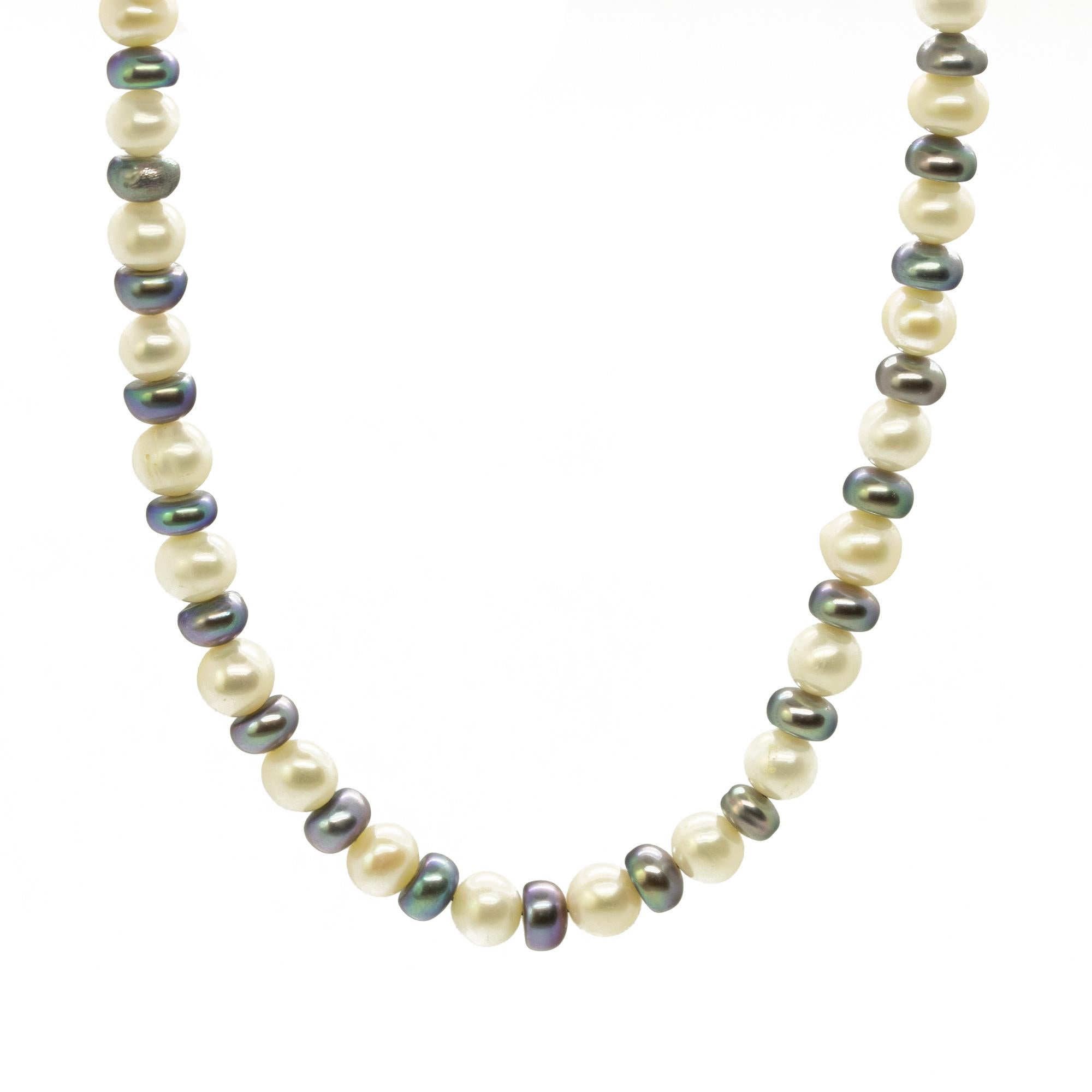 Un design colorato e affascinante. Uno stile moderno e delicato per una donna giovane e intrepida. Deliziati con un gioiello luminoso fatto a mano. Perline di pietre preziose naturali con chiusura in oro giallo 18 carati. Il complemento perfetto per