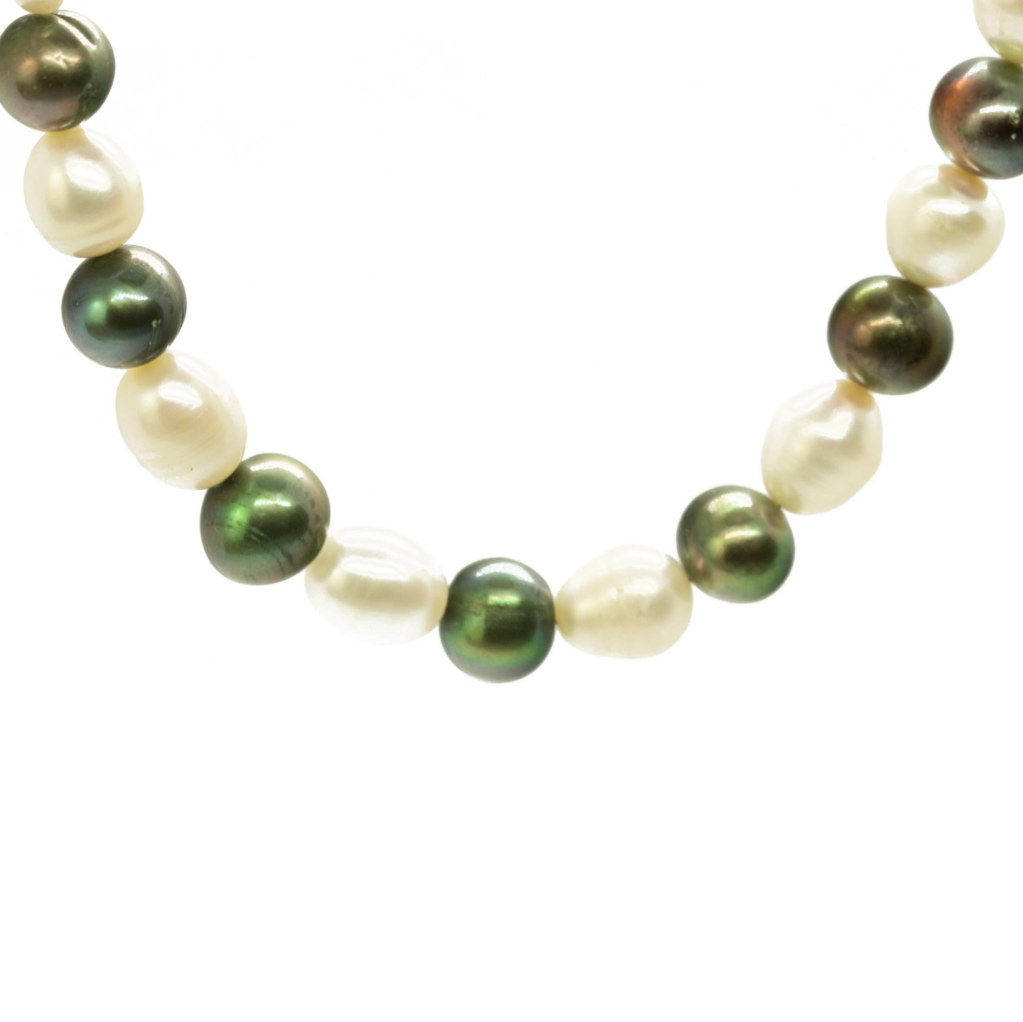 Un design colorato e affascinante. Uno stile moderno e delicato per una donna giovane e intrepida. Deliziati con un gioiello luminoso fatto a mano. Perline di pietre preziose naturali con chiusura in oro giallo 18 carati. Il complemento perfetto per