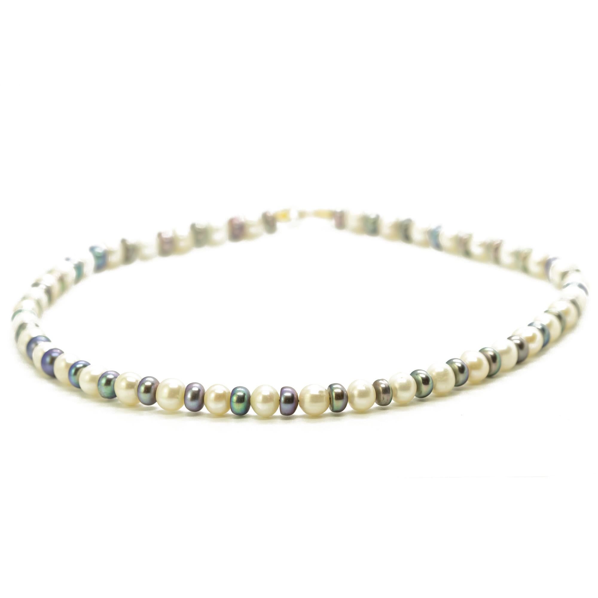 Taglio rotondo Intini Jewels Perle d'acqua dolce bianche e grigie in oro 18 carati Collana Boho Chic Deco in vendita