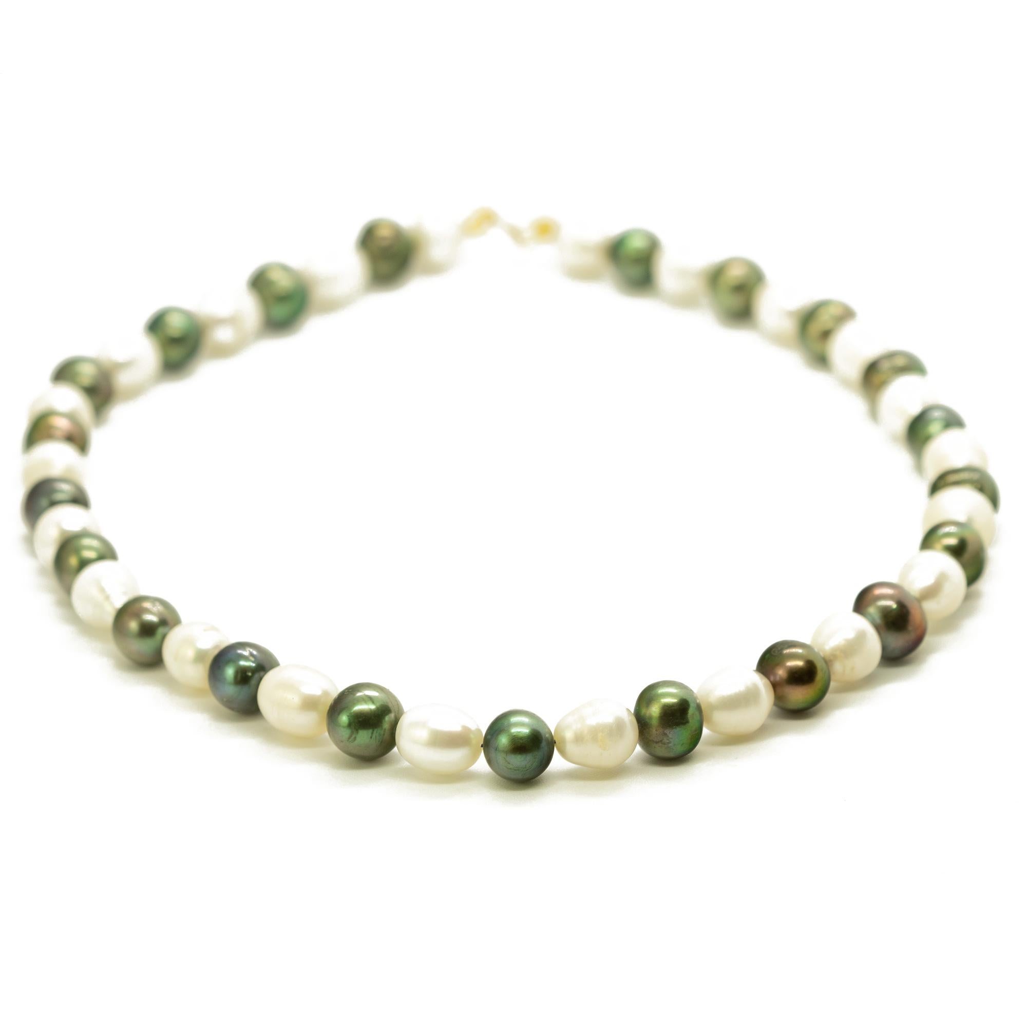 Taglio rotondo Intini Jewels Perle d'acqua dolce bianche e grigie in oro 18 carati Collana Boho Chic Deco in vendita