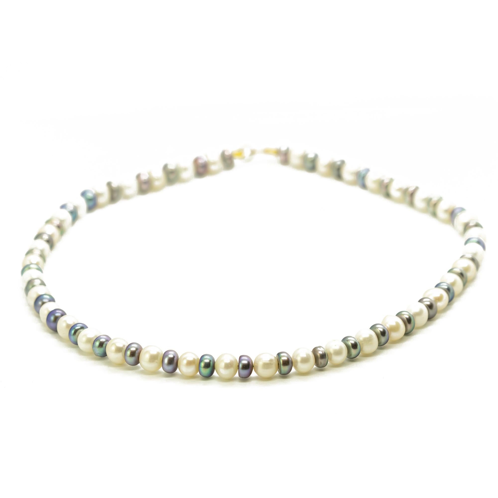 Intini Jewels Perle d'acqua dolce bianche e grigie in oro 18 carati Collana Boho Chic Deco In condizioni Nuovo in vendita a Milano, IT