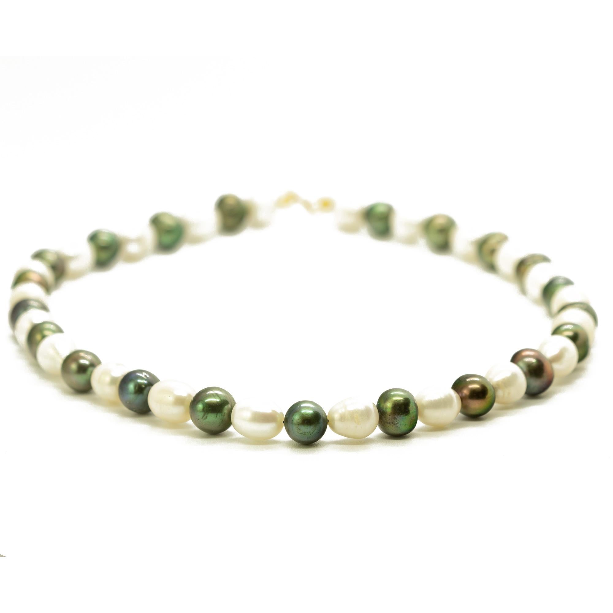 Intini Jewels Perle d'acqua dolce bianche e grigie in oro 18 carati Collana Boho Chic Deco In condizioni Nuovo in vendita a Milano, IT