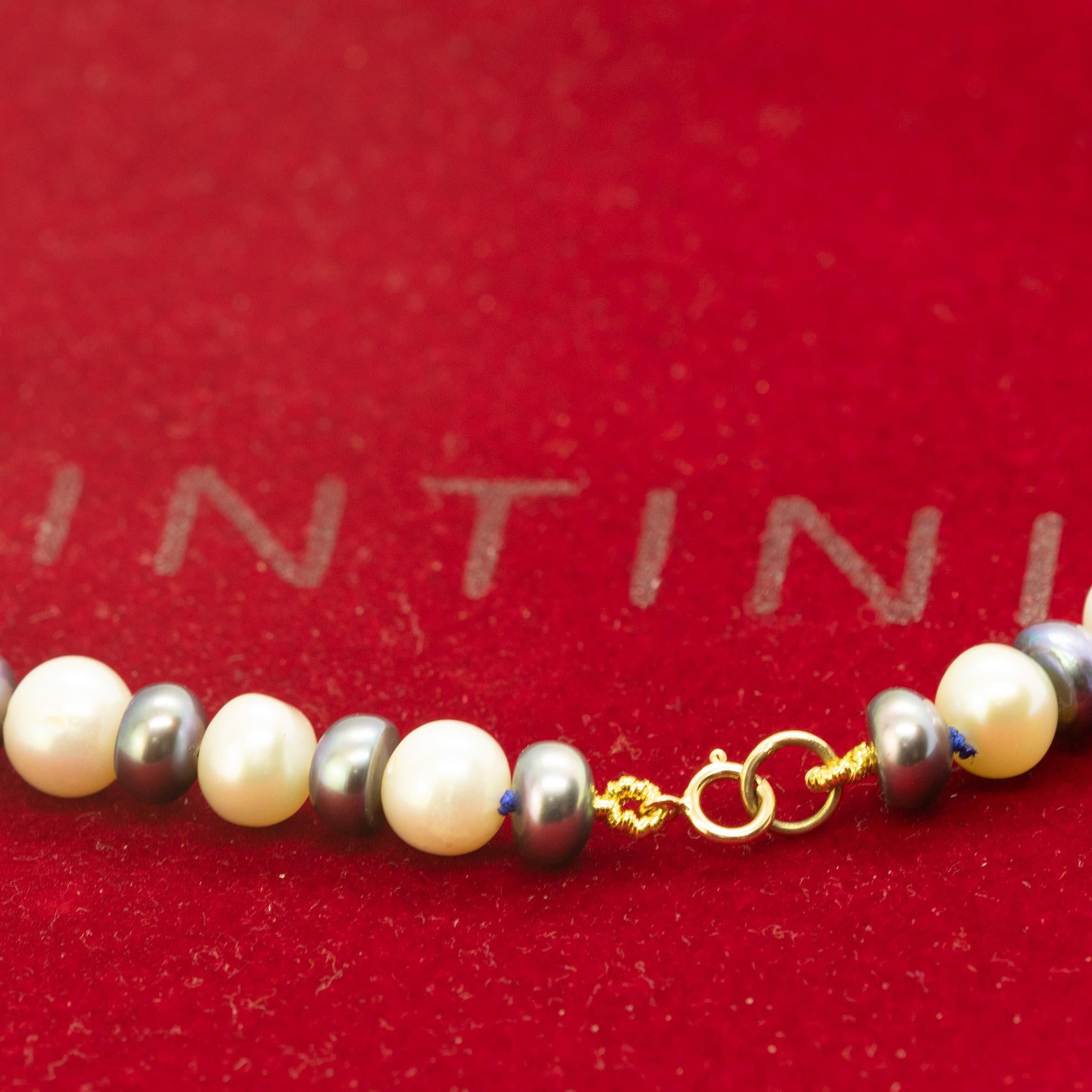 Intini Jewels Perle d'acqua dolce bianche e grigie in oro 18 carati Collana Boho Chic Deco in vendita 1