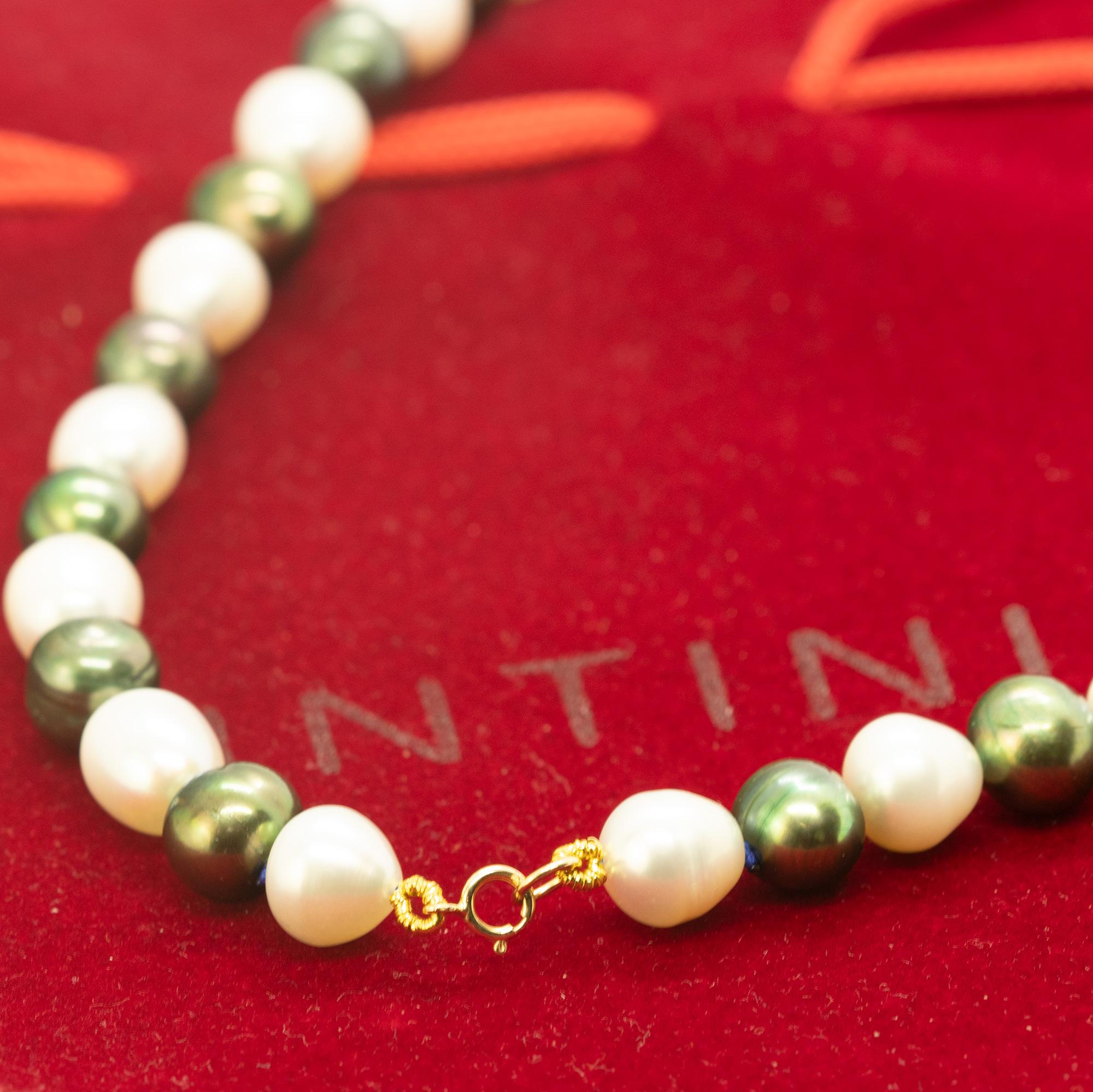 Intini Jewels Perle d'acqua dolce bianche e grigie in oro 18 carati Collana Boho Chic Deco in vendita 1