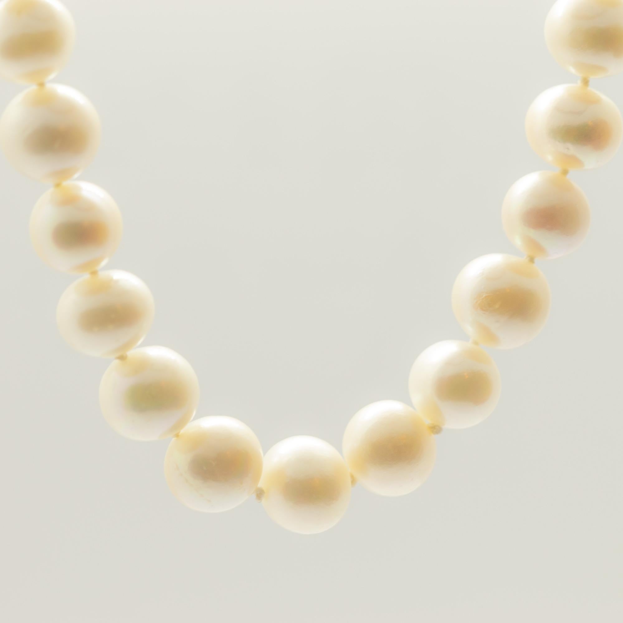 A natural freshwater pearls with a AAA quality perfectly round. Gorgeous necklace full of design with a 18 karat yellow gold closure. 

Pearls are the ultimate symbol for wisdom. Valued for their calming effects, pearls represent serenity, while