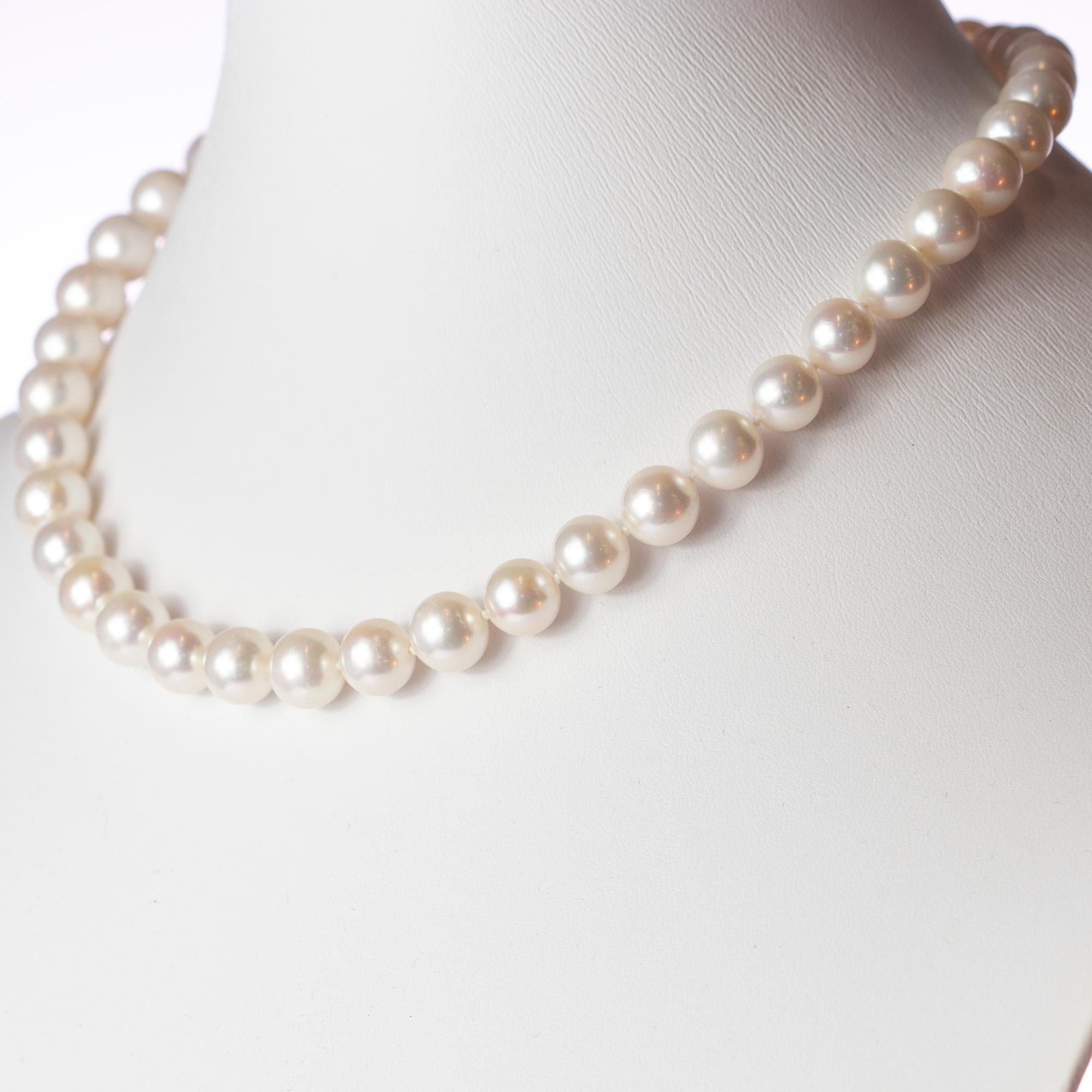 Una perla natural de agua dulce de calidad AAA perfectamente redonda. Precioso collar lleno de diseño con cierre de oro amarillo de 18 quilates. 

Las perlas son el símbolo por excelencia de la sabiduría. Valoradas por sus efectos calmantes, las