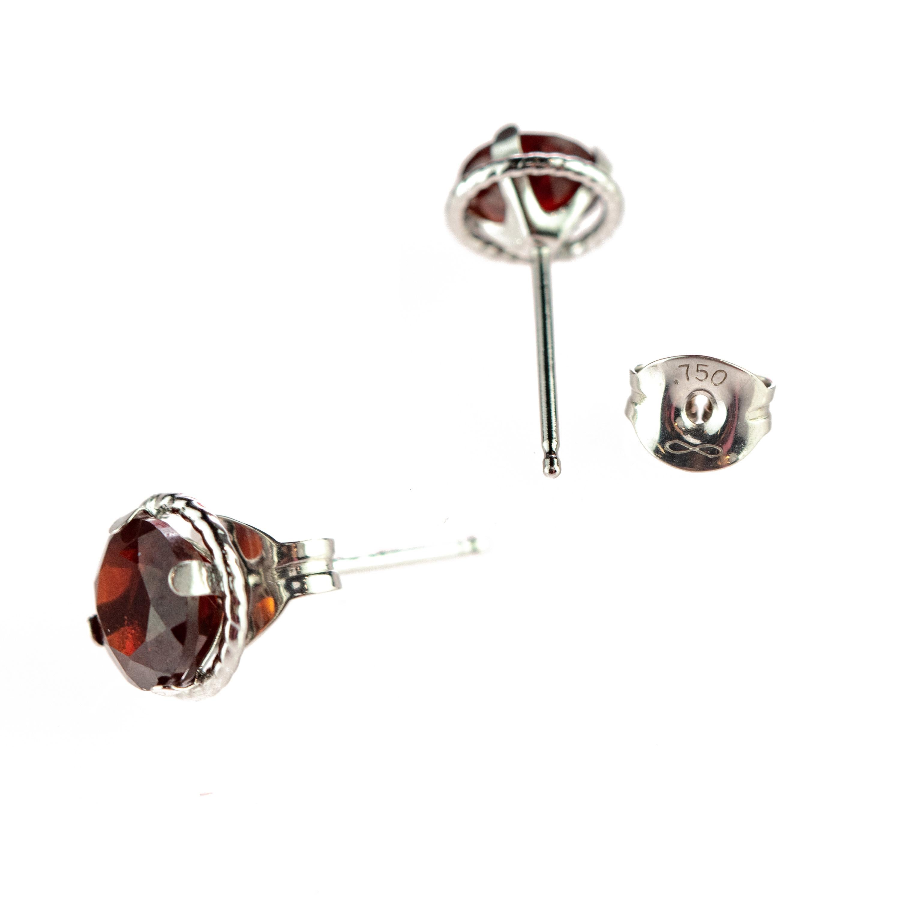 Taille ronde Intini Jewels, clous d'oreilles en or blanc 18 carats et grenats taille brillant, faits main en vente