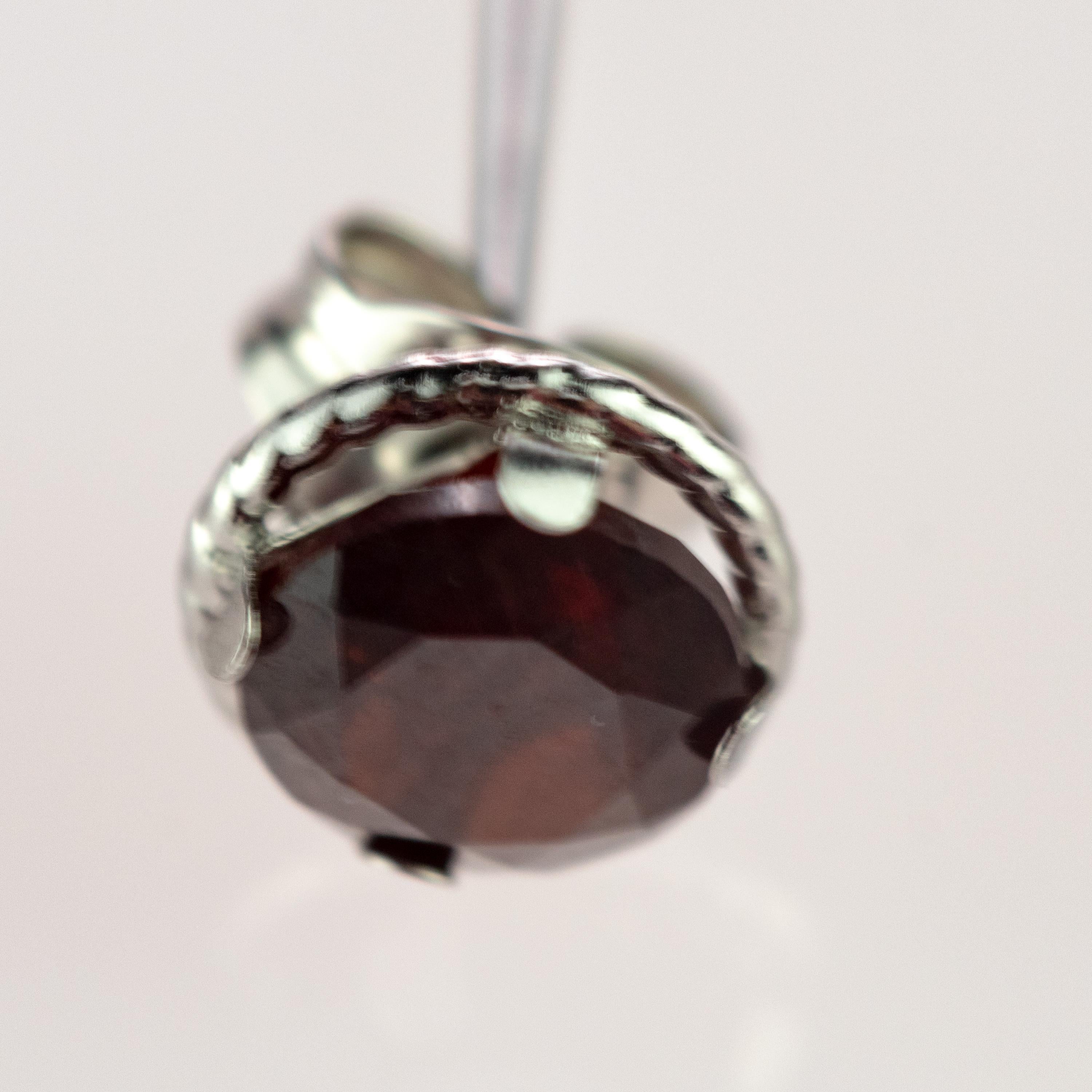 Intini Jewels, clous d'oreilles en or blanc 18 carats et grenats taille brillant, faits main Pour femmes en vente