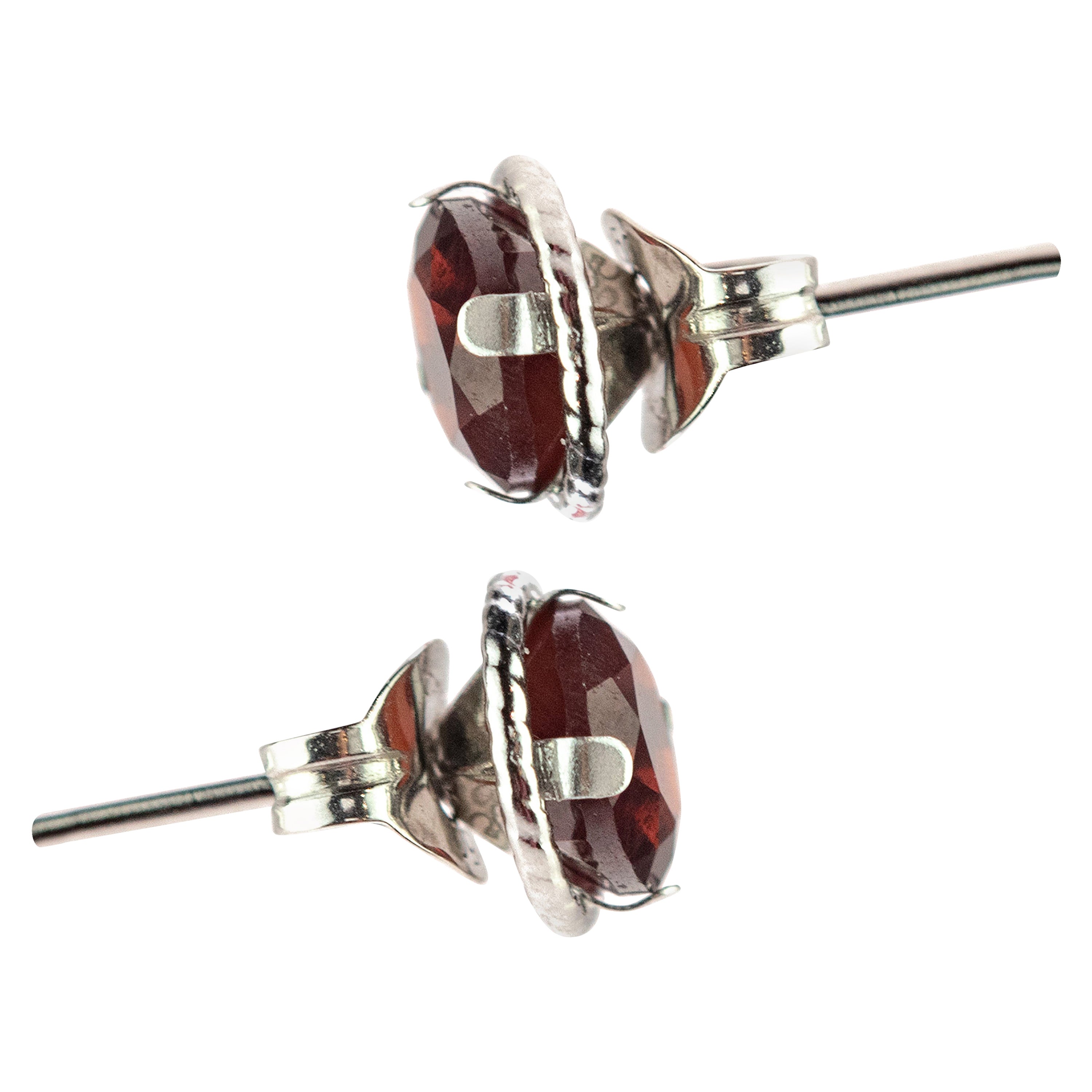 Intini Jewels, clous d
oreilles en or blanc 18 carats et grenats taille brillant, faits main en vente