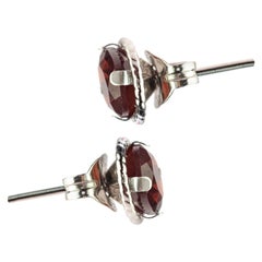 Intini Jewels - Orecchini a perno in oro bianco 18 carati con granato taglio brillante - fatti a mano