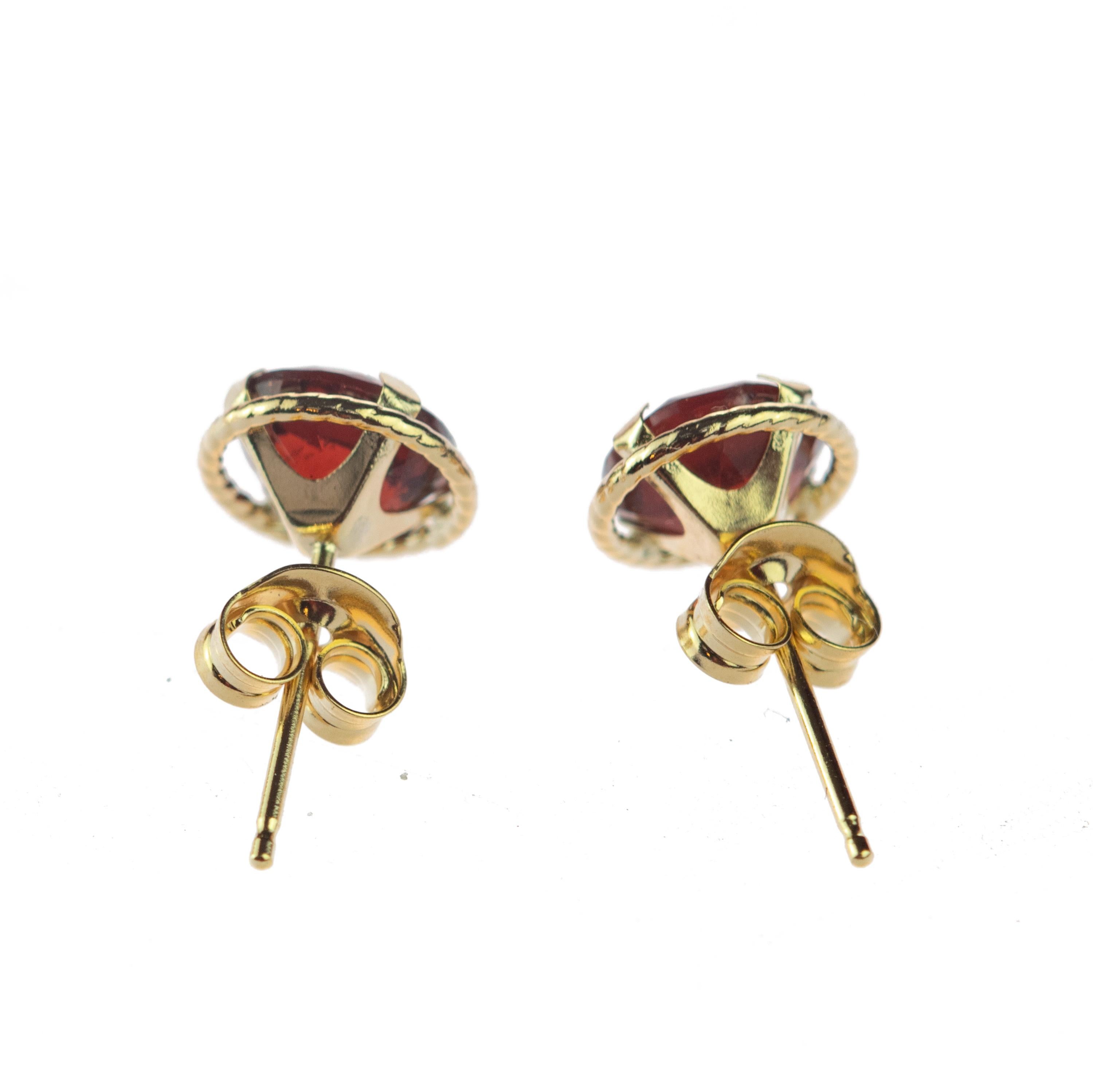 Art nouveau Intini Jewels, clous d'oreilles en or jaune 18 carats et grenat taille brillant, faits à la main en vente