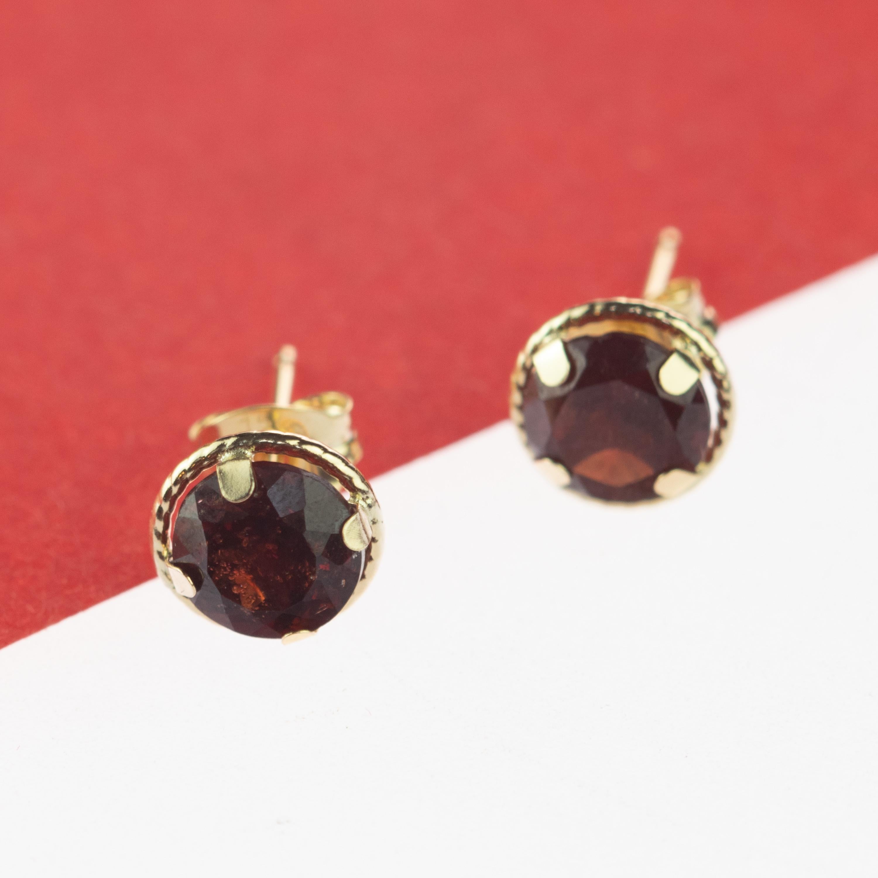 Taille ronde Intini Jewels, clous d'oreilles en or jaune 18 carats et grenat taille brillant, faits à la main en vente