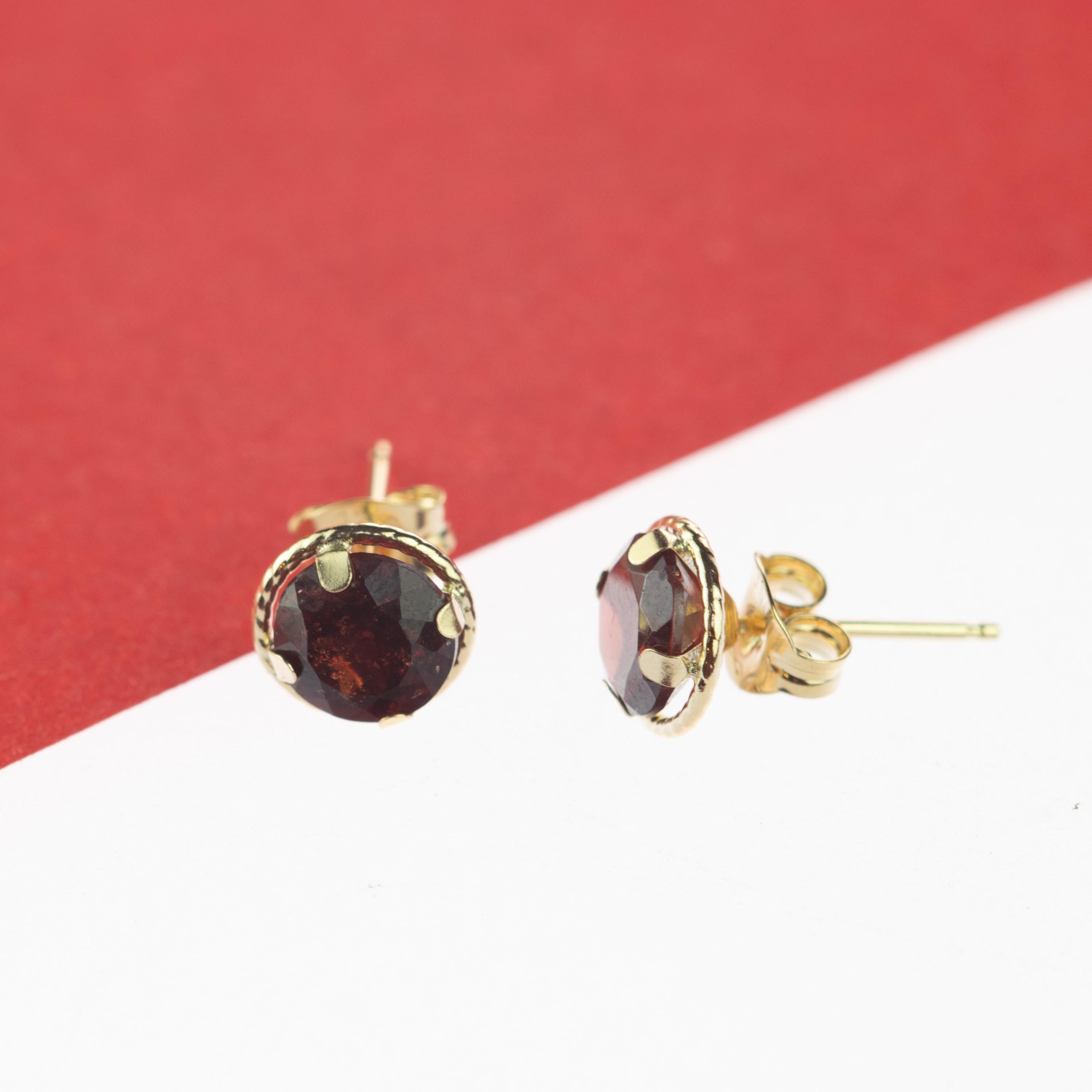 Intini Jewels, clous d'oreilles en or jaune 18 carats et grenat taille brillant, faits à la main Neuf - En vente à Milano, IT