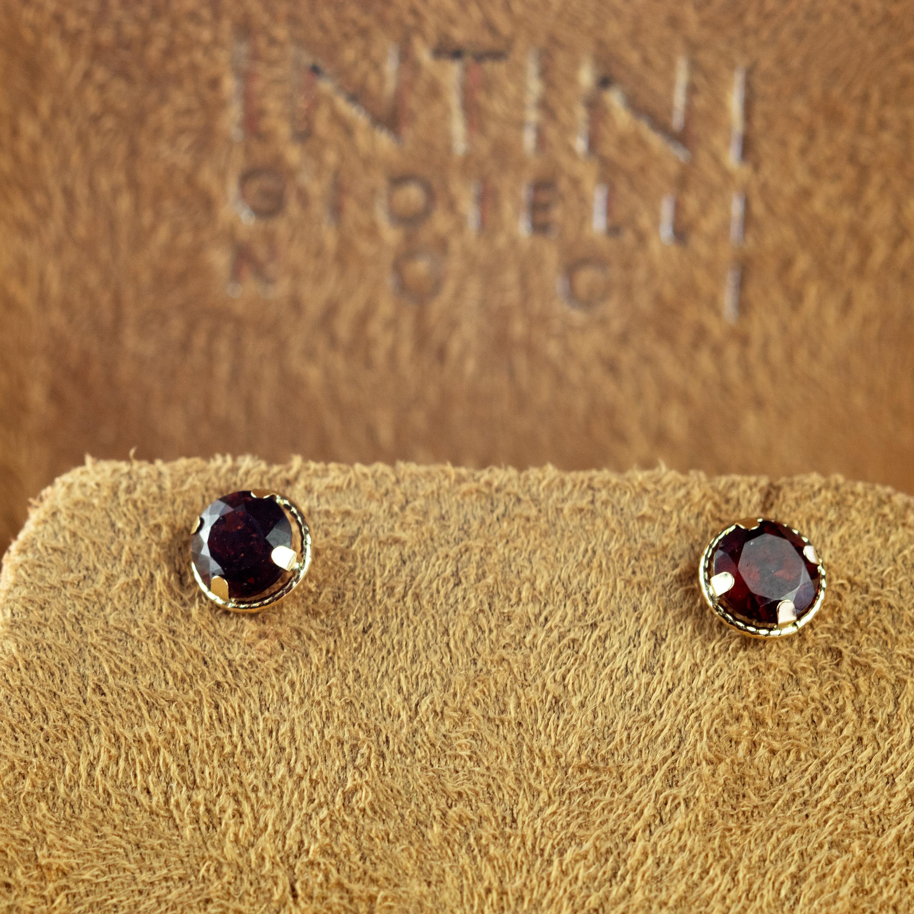 Intini Jewels, clous d'oreilles en or jaune 18 carats et grenat taille brillant, faits à la main Pour femmes en vente