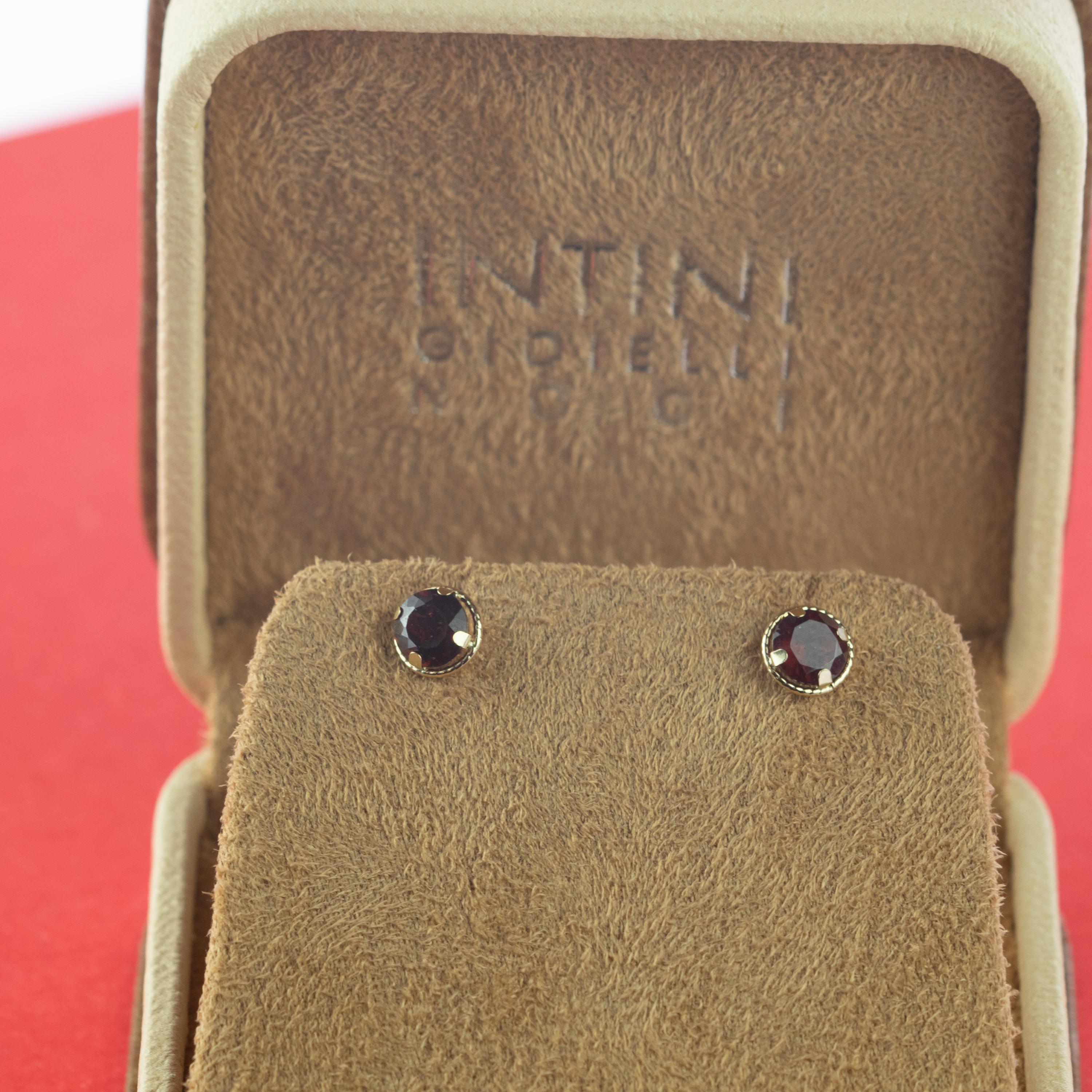 Intini Jewels, clous d'oreilles en or jaune 18 carats et grenat taille brillant, faits à la main en vente 1