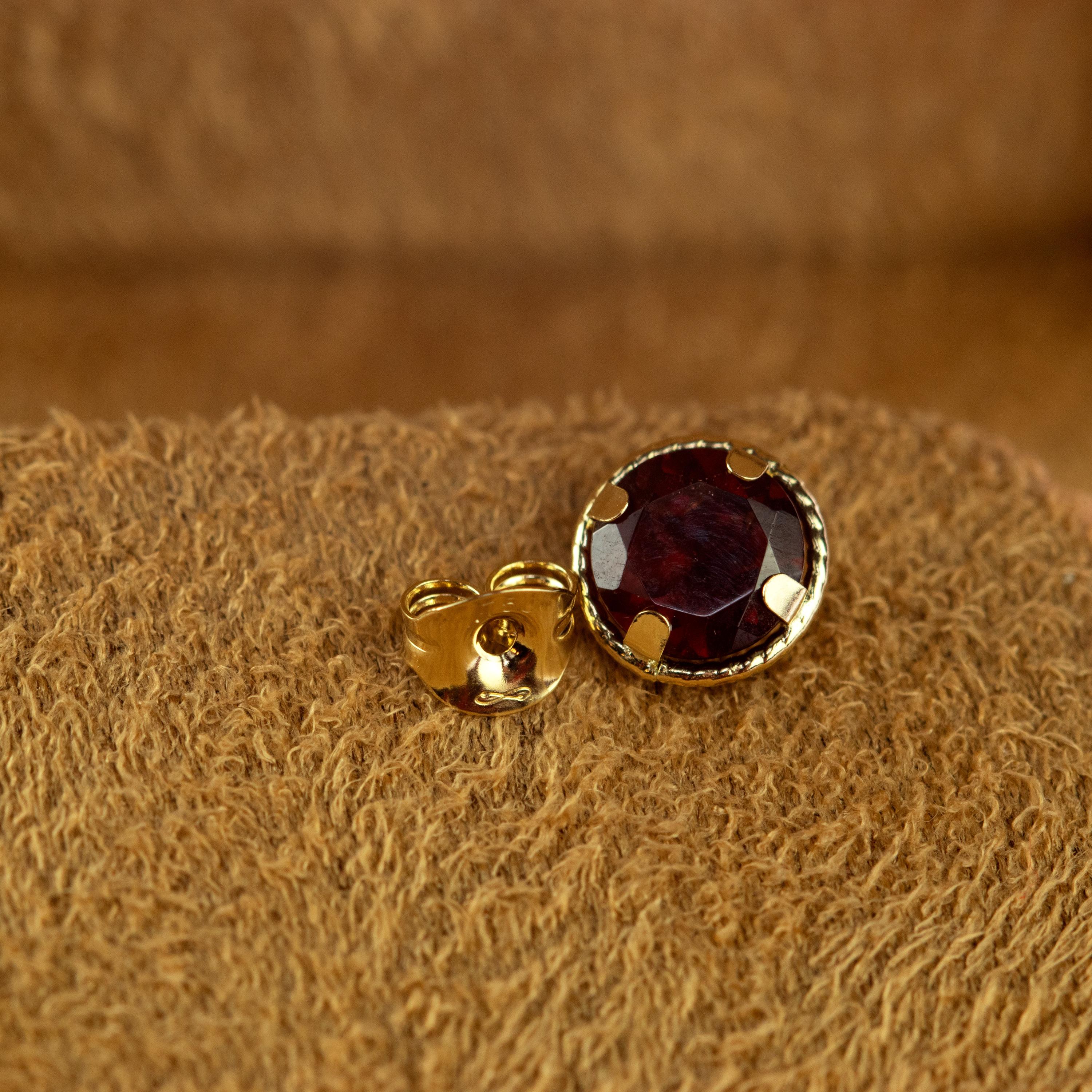 Intini Jewels, clous d'oreilles en or jaune 18 carats et grenat taille brillant, faits à la main en vente 2