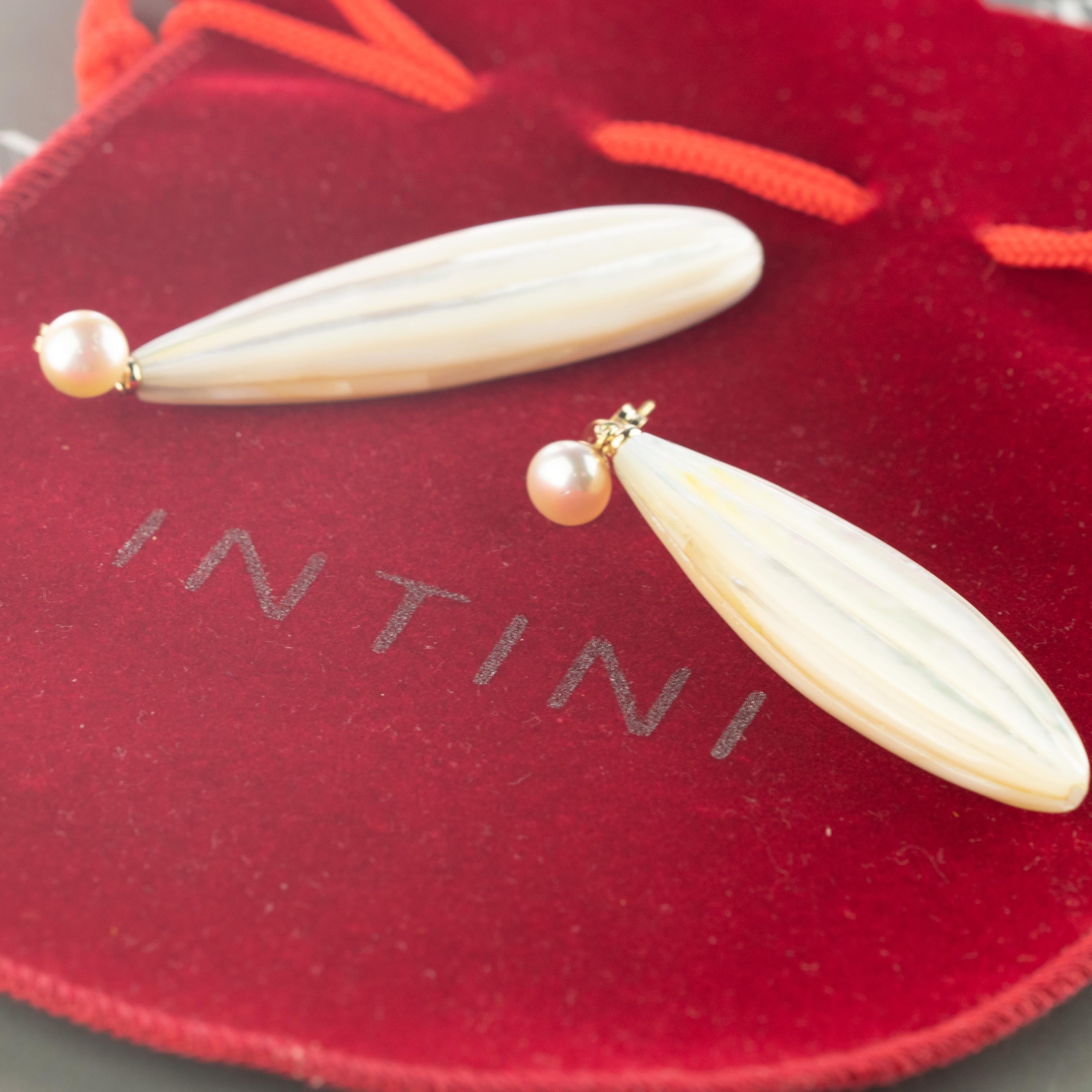 Intini Jewels Boucles d'oreilles pendantes en or sculptées en nacre d'eau douce et perles. Neuf - En vente à Milano, IT