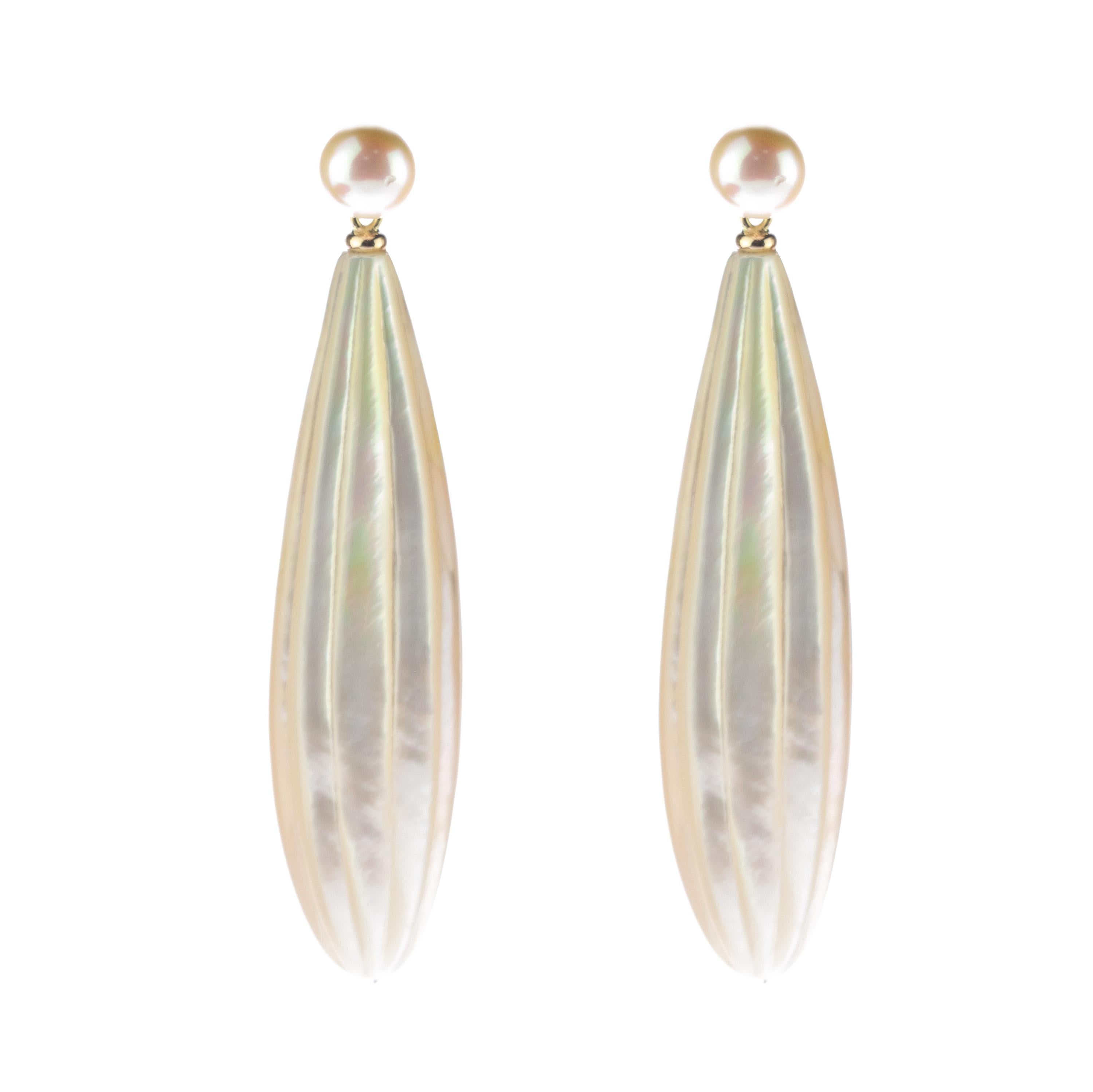 Intini Jewels Gold Carved Mother Pearl Freshwater Pearl Drops Dangle Earrings In New Condition For Sale In Milano, IT