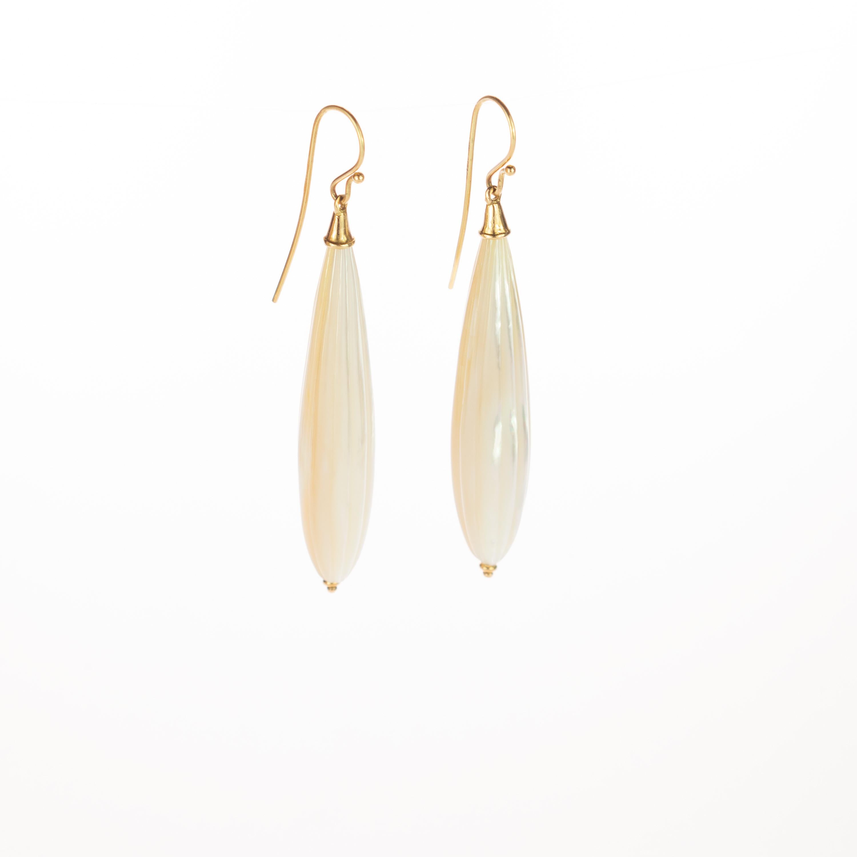 Mother of Pearl  drops combining voluminous shapes with vivid natural colours, resulting in bold, free-spirited pieces with a charming elegance. This piece design is inspired in the natural, simple, clean and smooth characteristics of the peals.