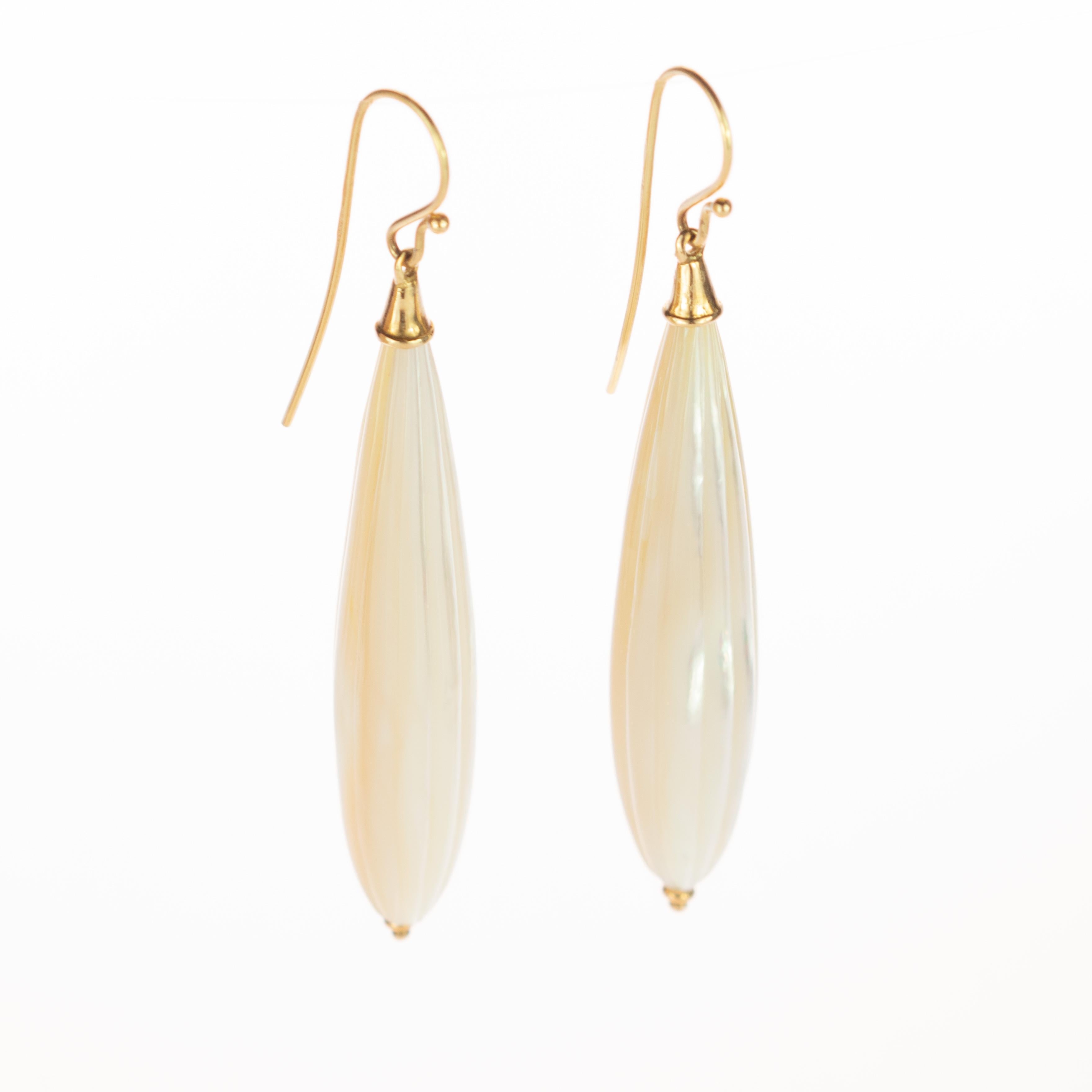 Intini Jewels Gold geschnitzte Perlmutt natürliche Farbe Tränentropfen Ohrhänger (Gemischter Schliff) im Angebot