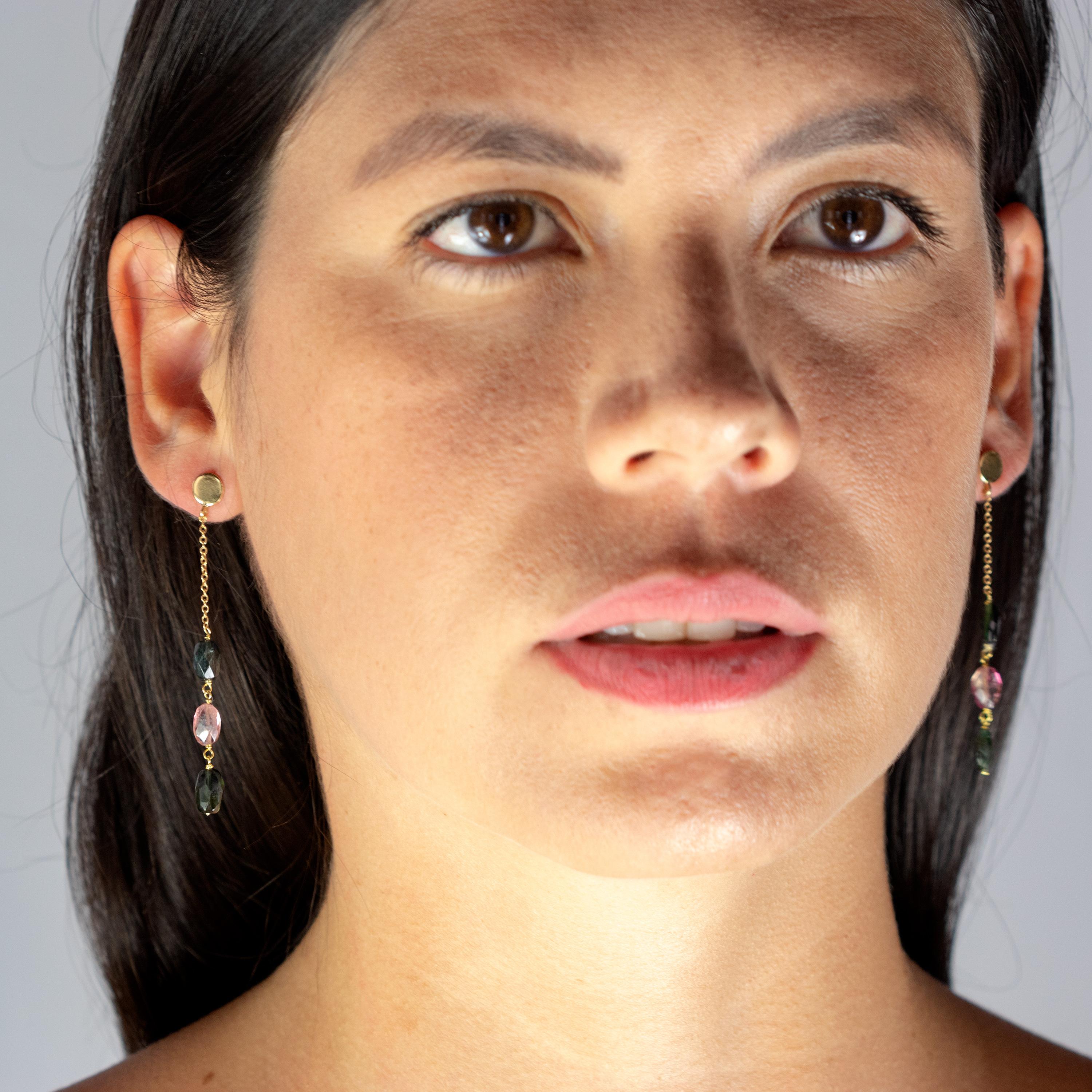 La qualità firmata Intini Jewels su un gioiello dal design moderno e contemporaneo. Splendidi orecchini con tre tormaline dal taglio ovale. Tre colori diversi che si fondono l'uno nell'altro e mostrano bellissimi colori sfumati. Impreziosito da una