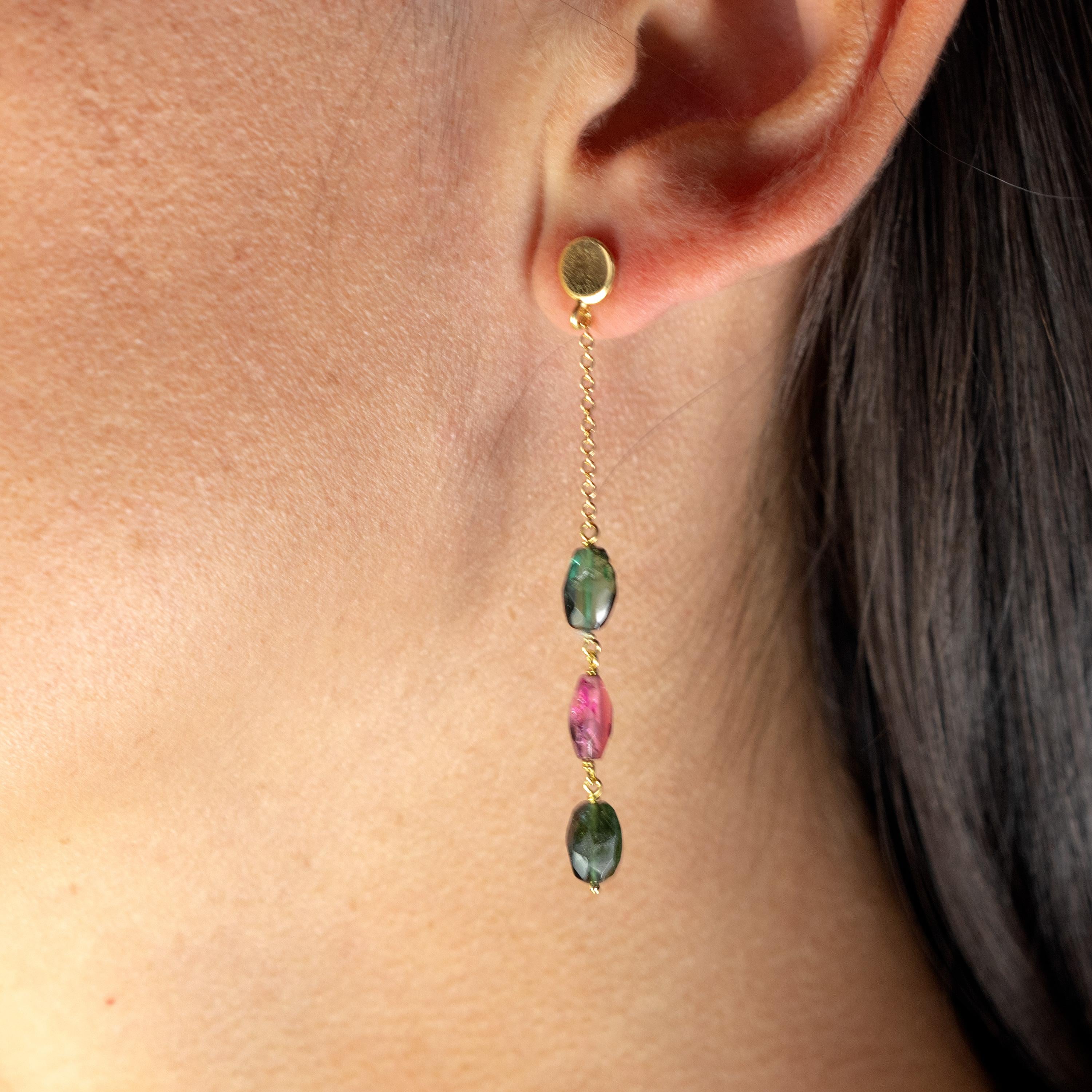 Moderno Intini Jewels Orecchini pendenti ovali con tormalina a catena con placca d'oro in vendita