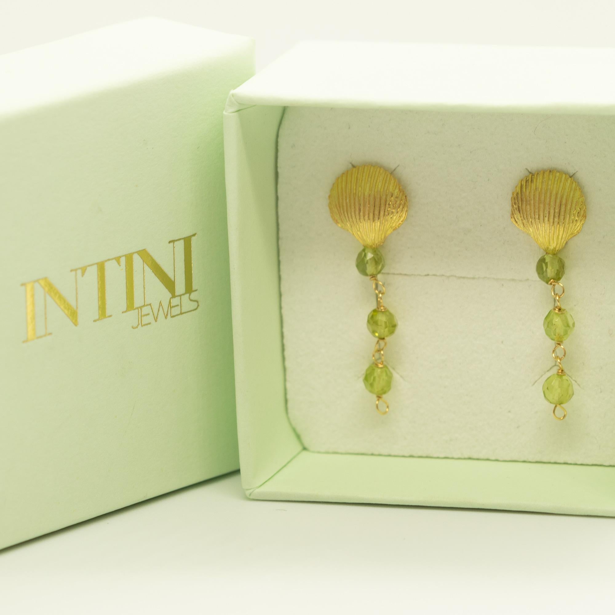 Romantico Intini Jewels - Orecchini estivi di peridoto chic con forma di conchiglia in argento e placca d'oro in vendita