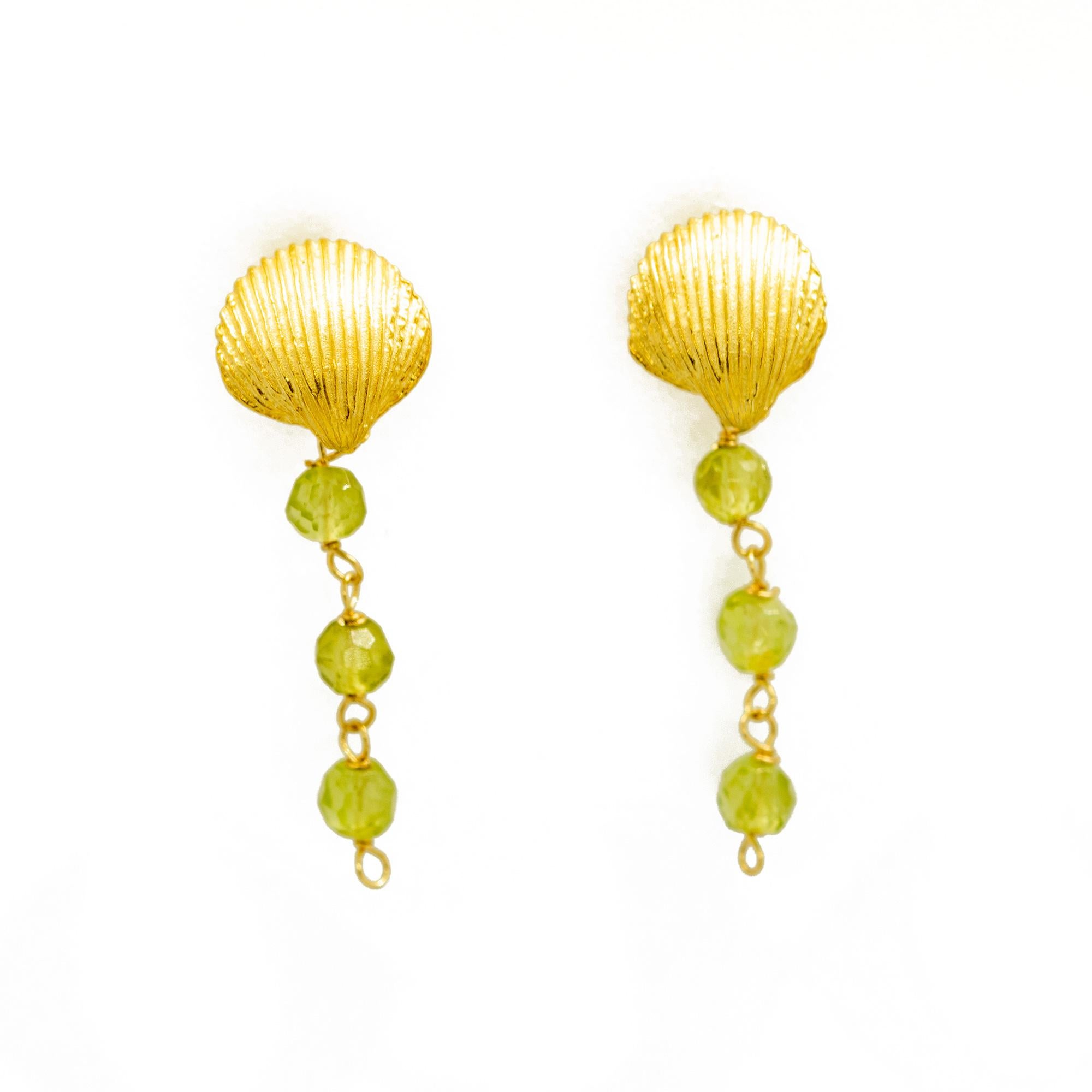 Perlina Intini Jewels - Orecchini estivi di peridoto chic con forma di conchiglia in argento e placca d'oro in vendita