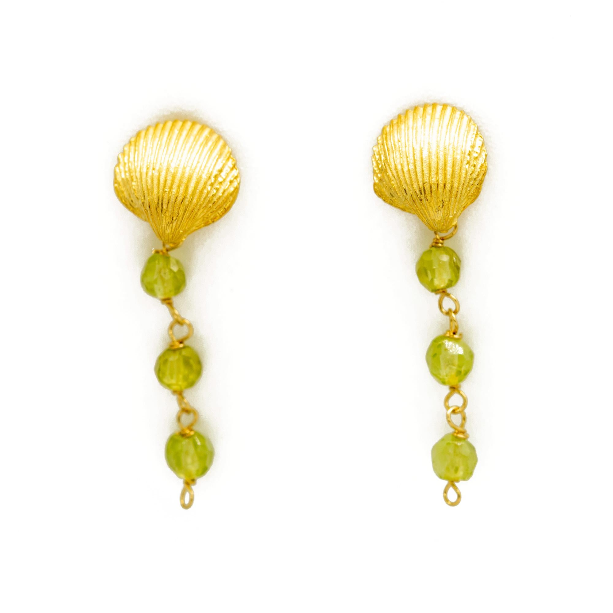 Intini Jewels - Orecchini estivi di peridoto chic con forma di conchiglia in argento e placca d'oro In condizioni Nuovo in vendita a Milano, IT