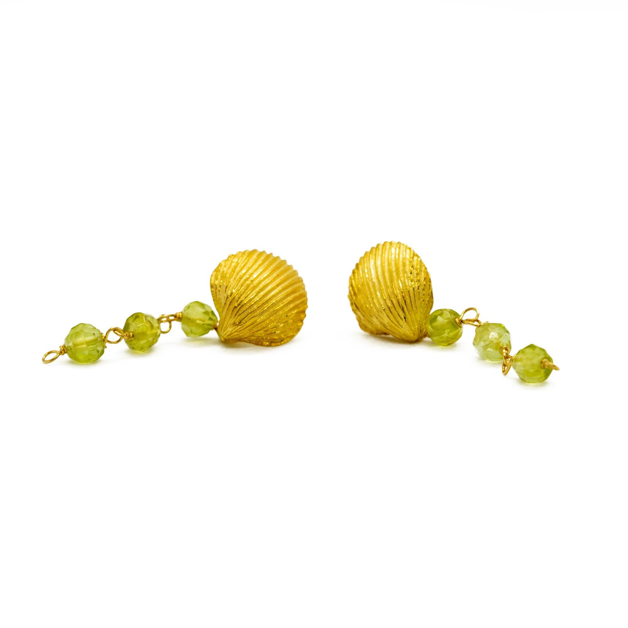Donna Intini Jewels - Orecchini estivi di peridoto chic con forma di conchiglia in argento e placca d'oro in vendita