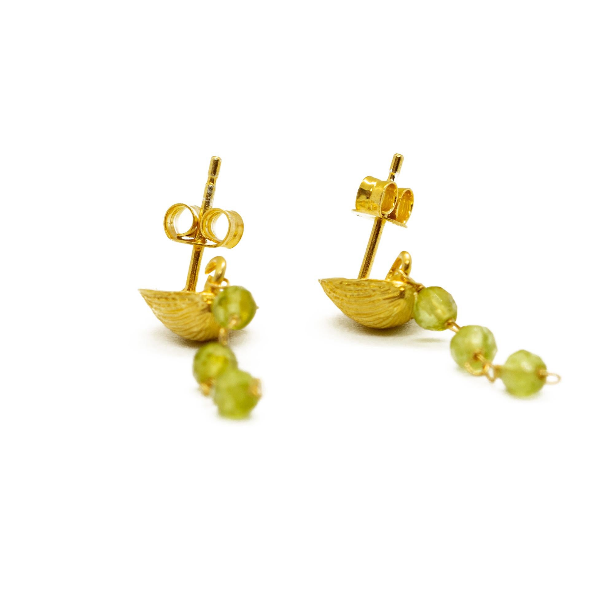 Intini Jewels - Orecchini estivi di peridoto chic con forma di conchiglia in argento e placca d'oro in vendita 1