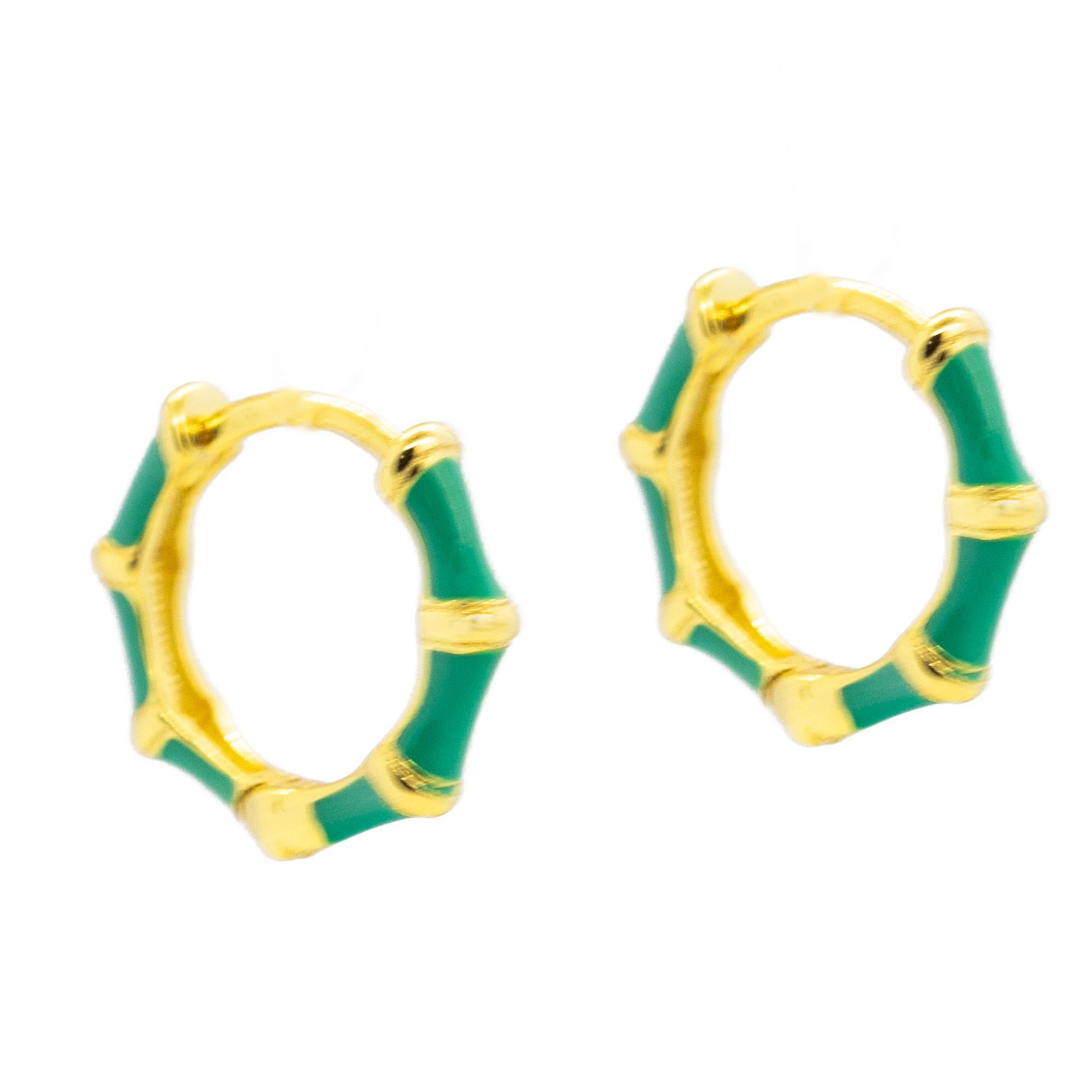 Elegant and Chic gold round hoop earrings, on a gold plated mounting embellished with green enamel.
Delicate and light piece for an everyday stylish and minimalist outfit.

• Gold Plate
• Green enamel
• External diameter 1.3 cm, thickness 0.2 cm
•