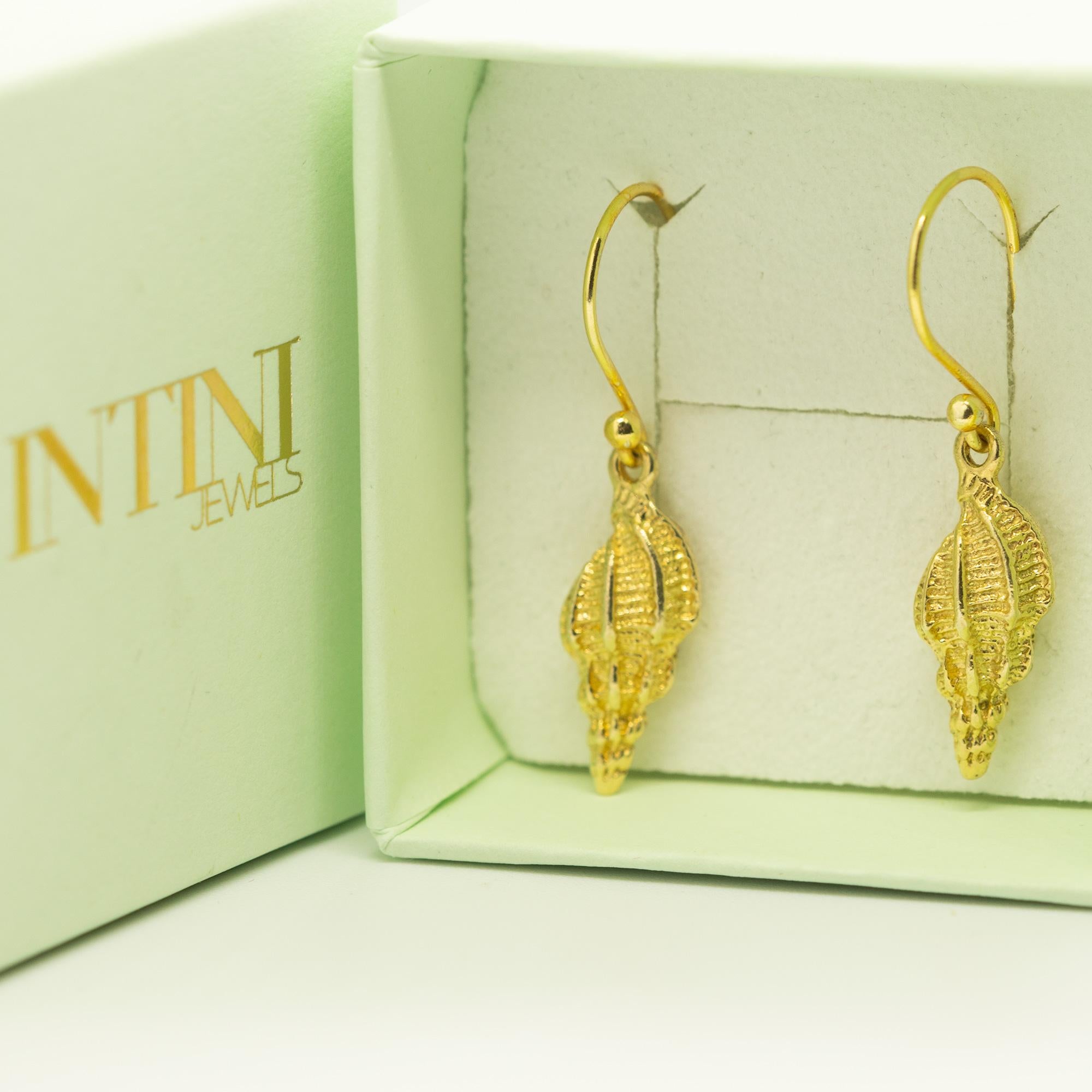 Romantico Intini Jewels - Orecchini artigianali estivi a forma di conchiglia placcati in oro e argento in vendita