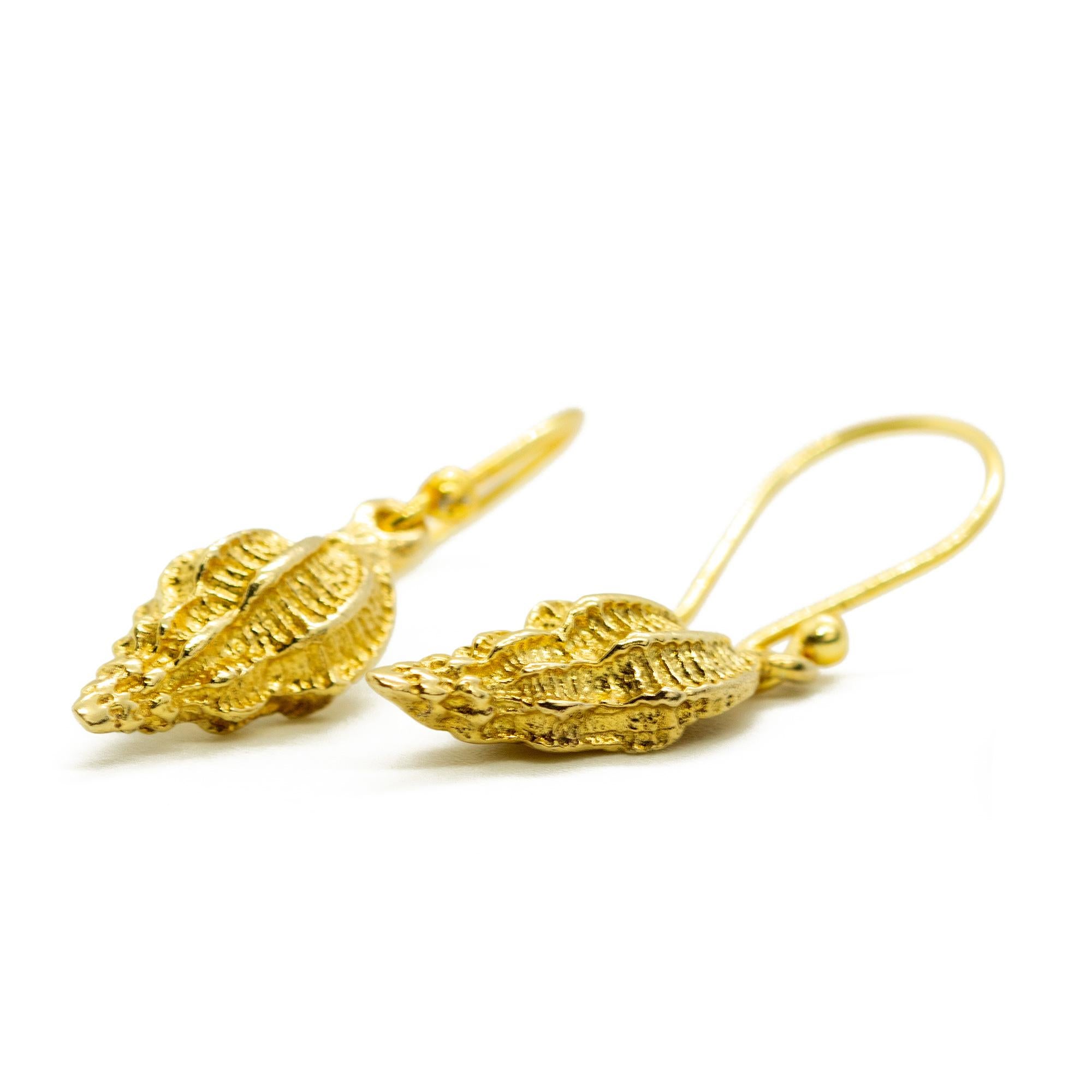 Donna Intini Jewels - Orecchini artigianali estivi a forma di conchiglia placcati in oro e argento in vendita