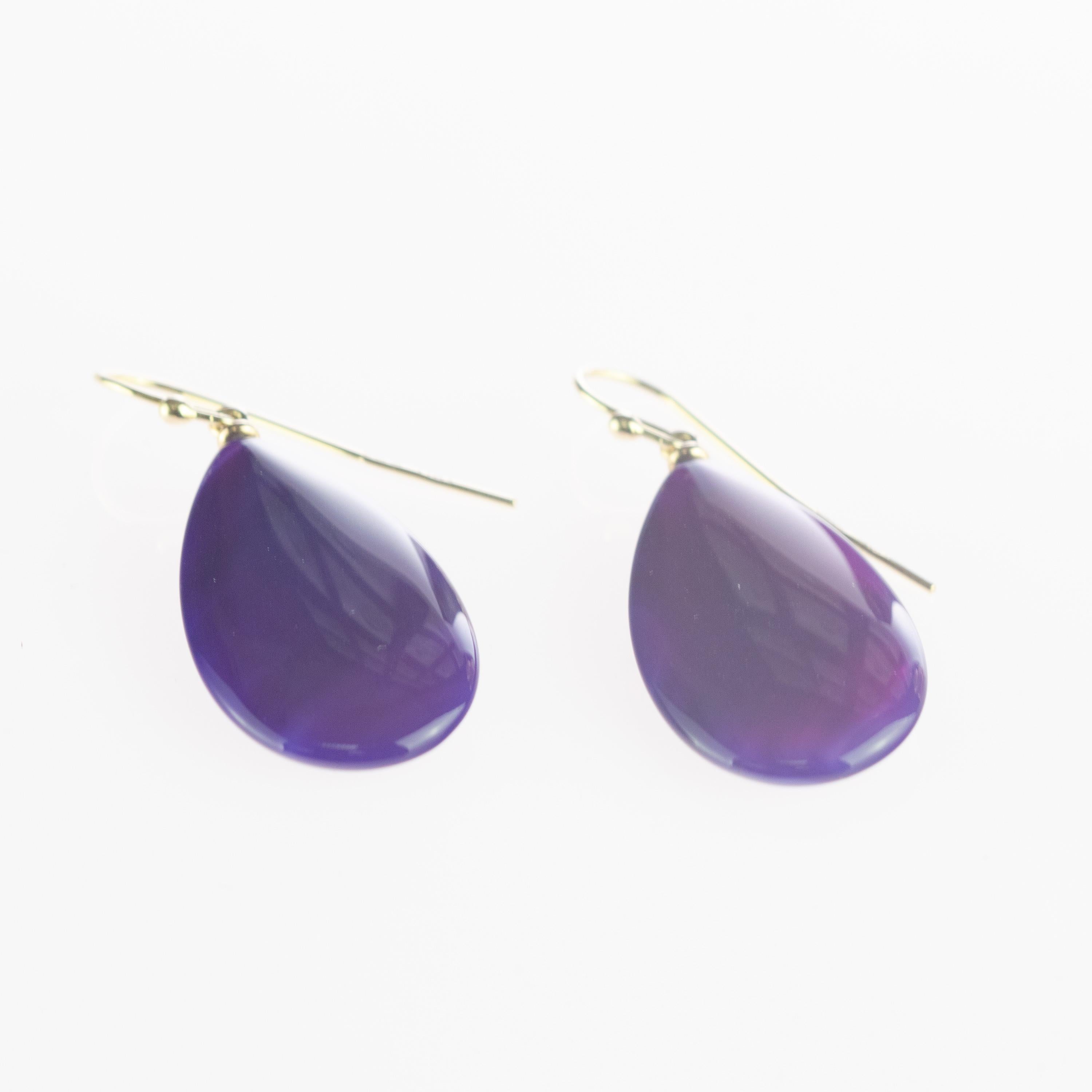 Sognanti orecchini a gancio in agata viola sfumata, impreziositi da oro giallo 18 carati in una singolare forma a lacrima. Lascia che Intini Jewels, il nostro tradizionale marchio milanese, ti sorprenda con accessori alla moda e realizzi tutti i