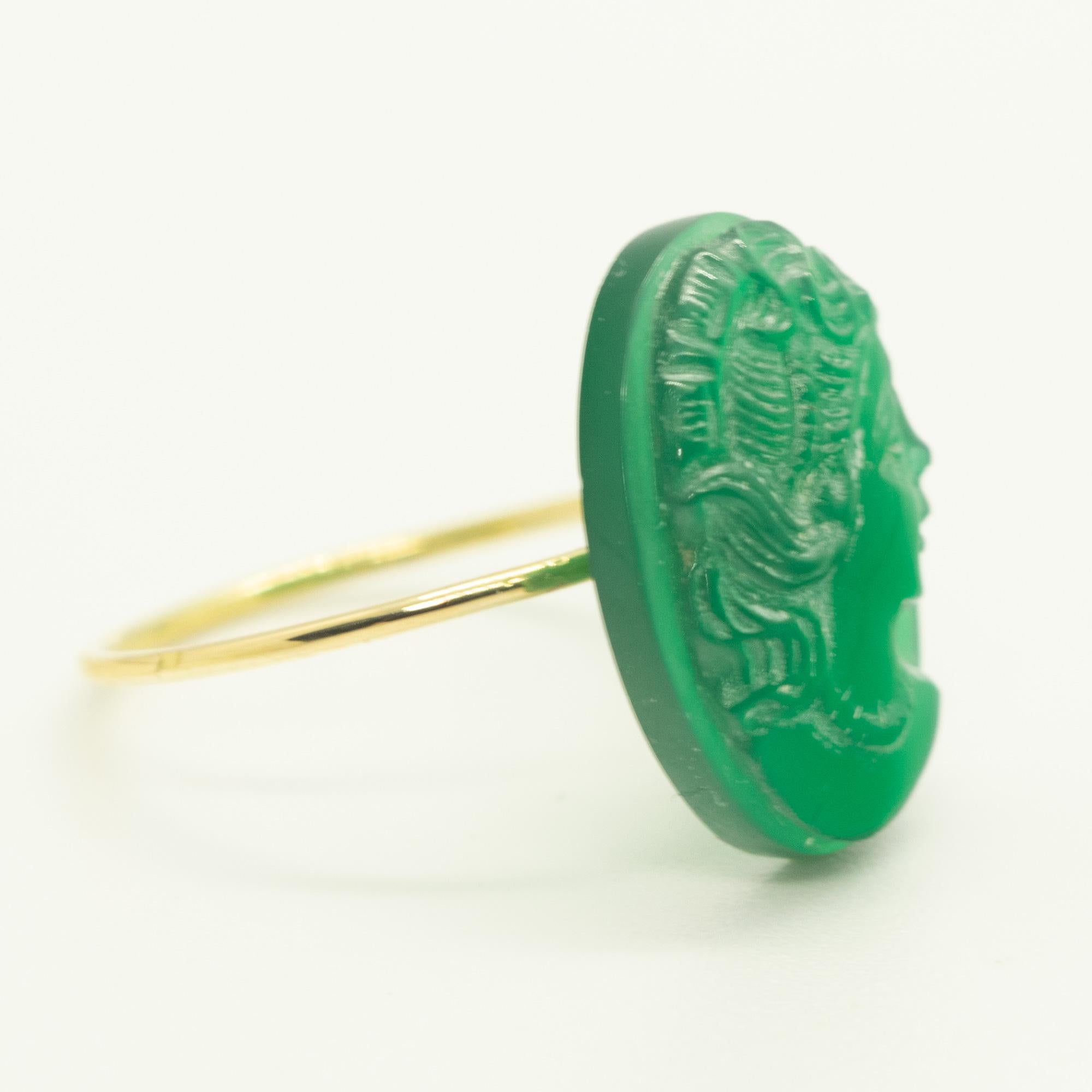 Artigiano Intini Jewels Anello da cocktail ovale in oro 18 carati con agata verde e cammeo, fatto a mano e di stile chic in vendita