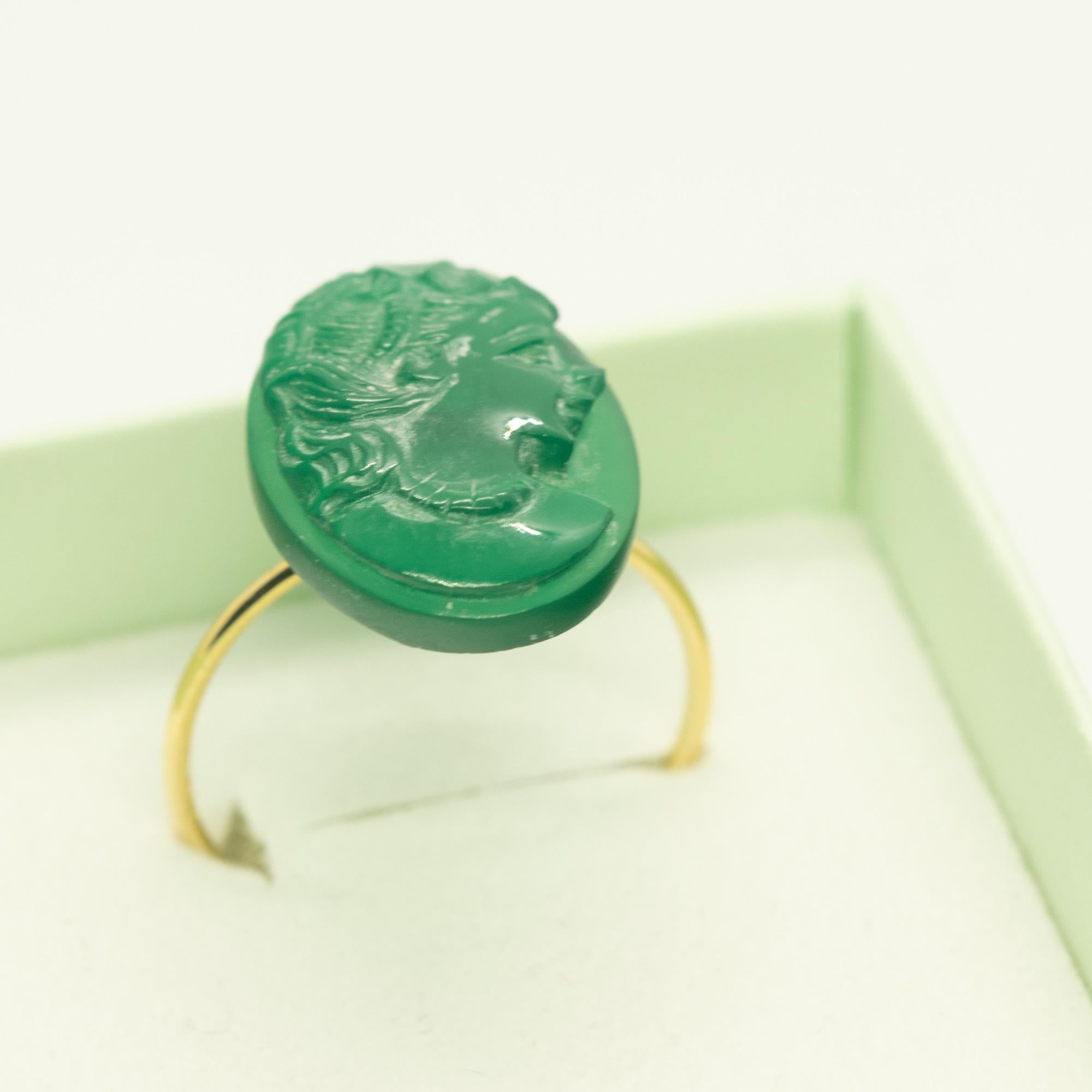 Intini Jewels Green Agate Cammeo 18 Karat Gold Oval Handmade Chic Cocktail Ring In New Condition For Sale In Milano, IT