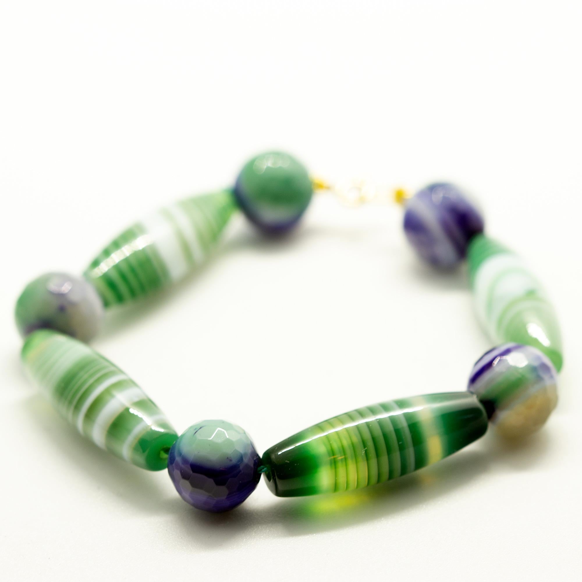 Round Cut Intini Jewels Green Agate Purple Tubes 18k Yellow Gold Boho Chic Unisex Bracelet For Sale