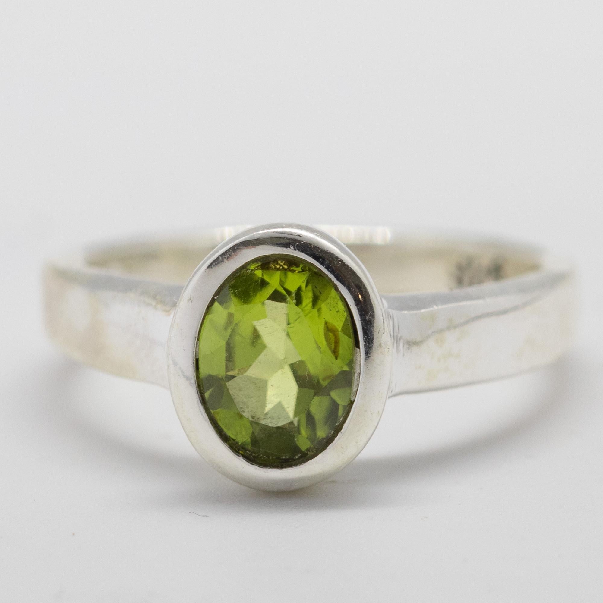 D'une taille parfaite, il comblera vos tenues élégantes du quotidien. 

Péridot ovale facetté serti sur un bijou design œuvre d'art.

• Argent sterling 925
• Péridot, 0,8 x 0,4 cm, taille ovale à facettes
• Poids total 3,9 g
• Toutes les tailles