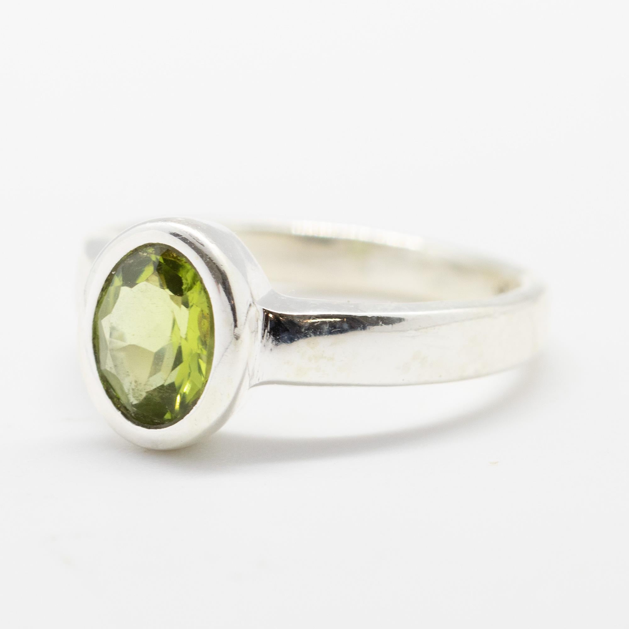 Art nouveau Intini Jewels Bague cocktail ovale en argent sterling avec péridot vert et diamants précieux en vente