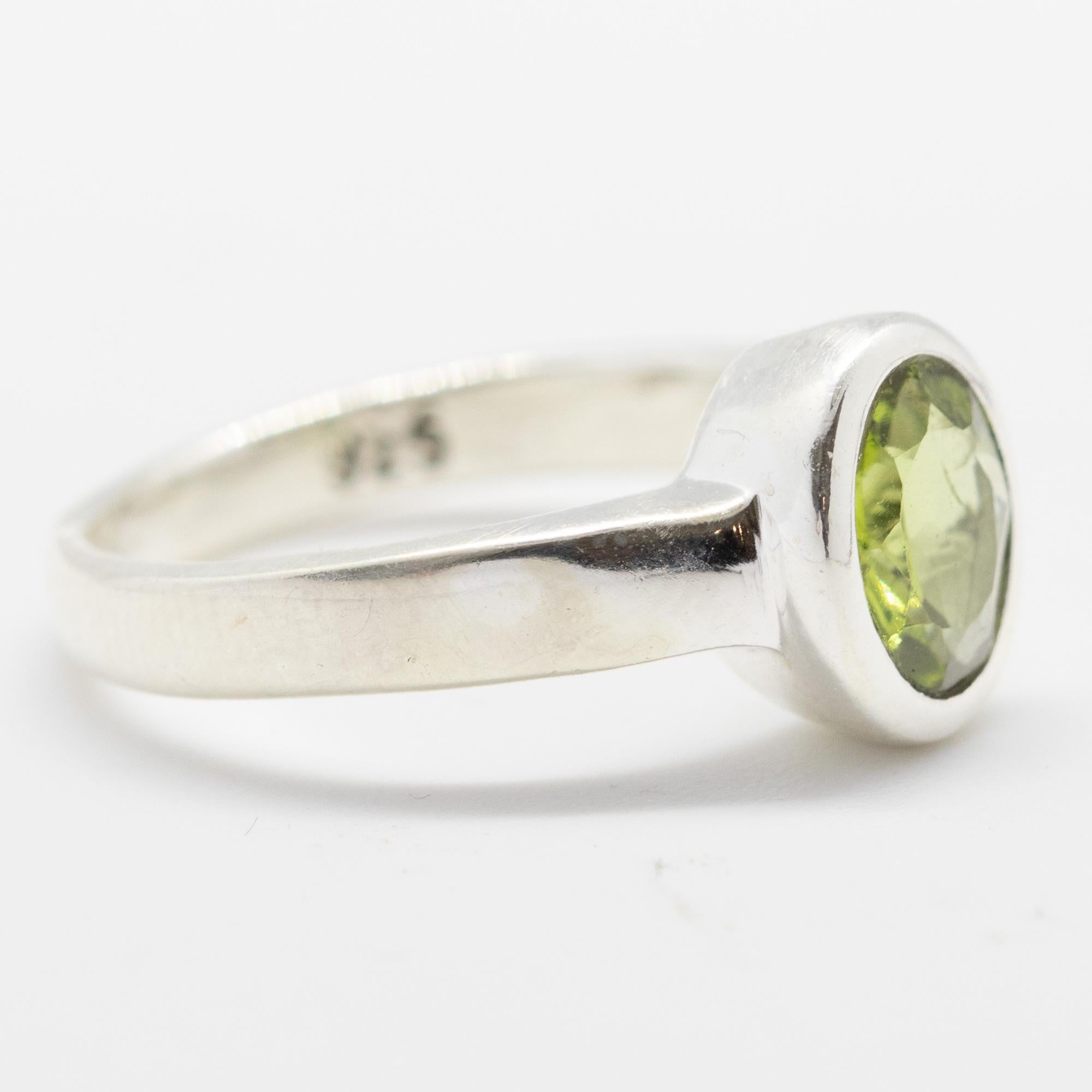 Taille ovale Intini Jewels Bague cocktail ovale en argent sterling avec péridot vert et diamants précieux en vente