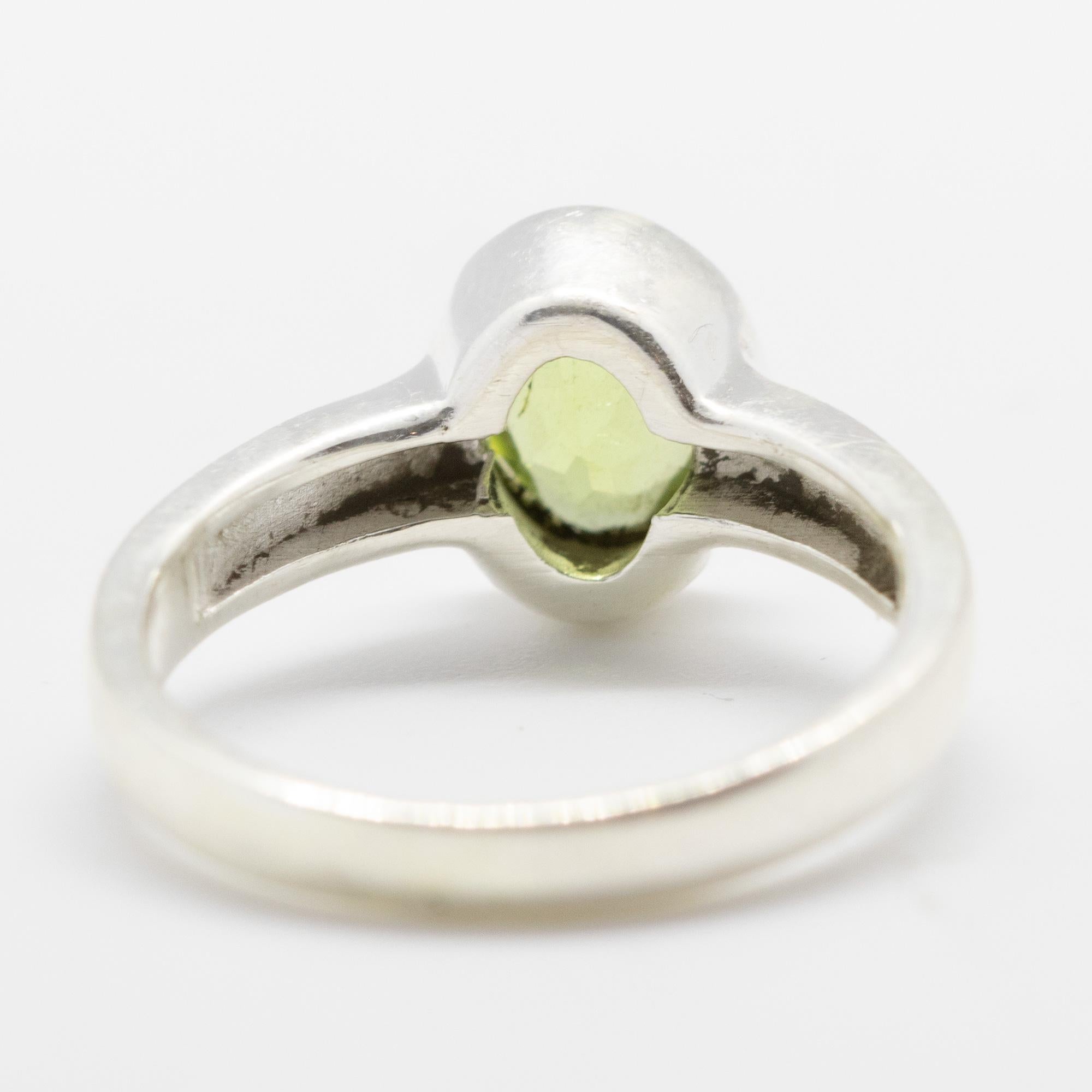 Intini Jewels Bague cocktail ovale en argent sterling avec péridot vert et diamants précieux Neuf - En vente à Milano, IT
