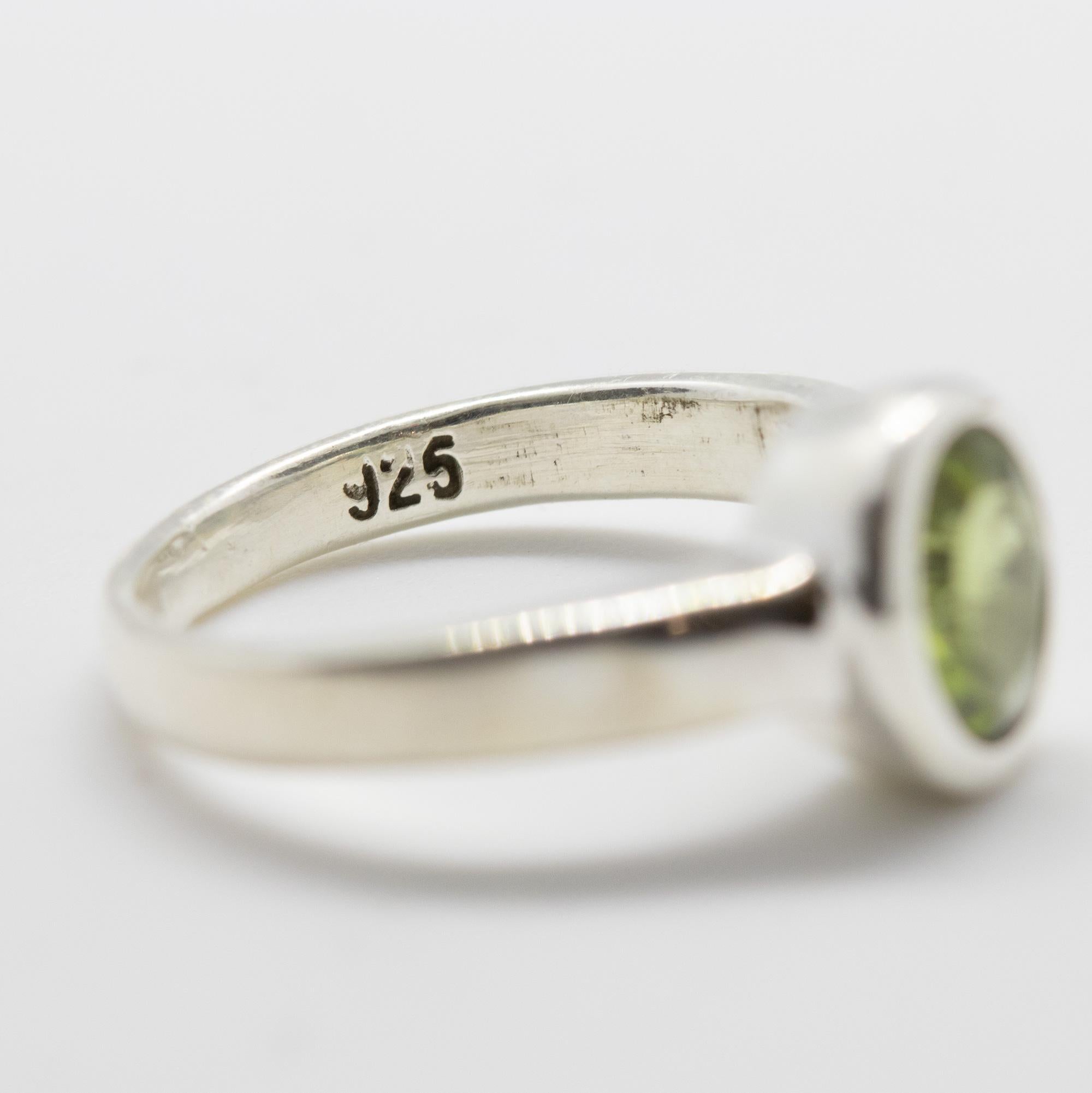 Intini Jewels Bague cocktail ovale en argent sterling avec péridot vert et diamants précieux Unisexe en vente