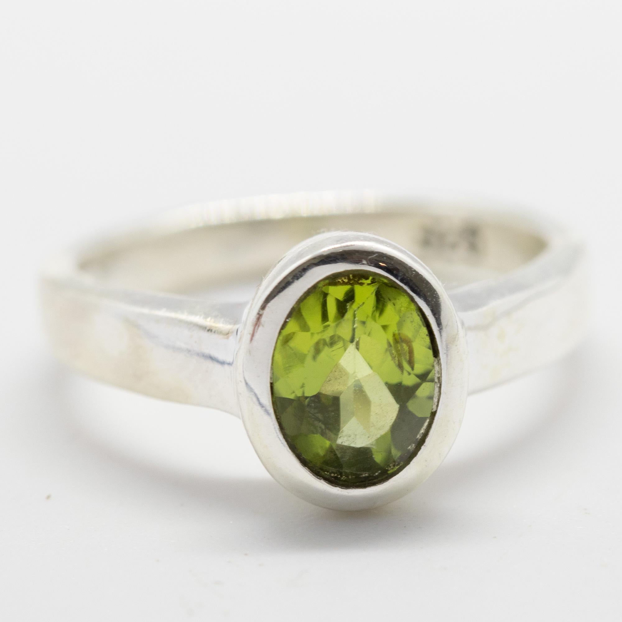 Intini Jewels Bague cocktail ovale en argent sterling avec péridot vert et diamants précieux en vente 1